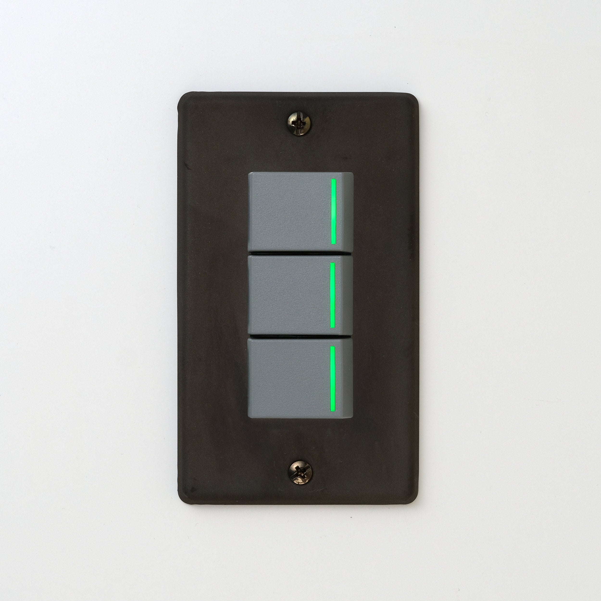 ステンレス（黒染）プレート <br>+ NK 片切、3路ガイドランプ（グリーン）スイッチトリプル  グレー