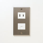 ステンレス（ヘアライン） プレート<br>+ NK 埋込モジュラジャック6極2心 ホワイト <br>+ NK 埋込コンセント ホワイト