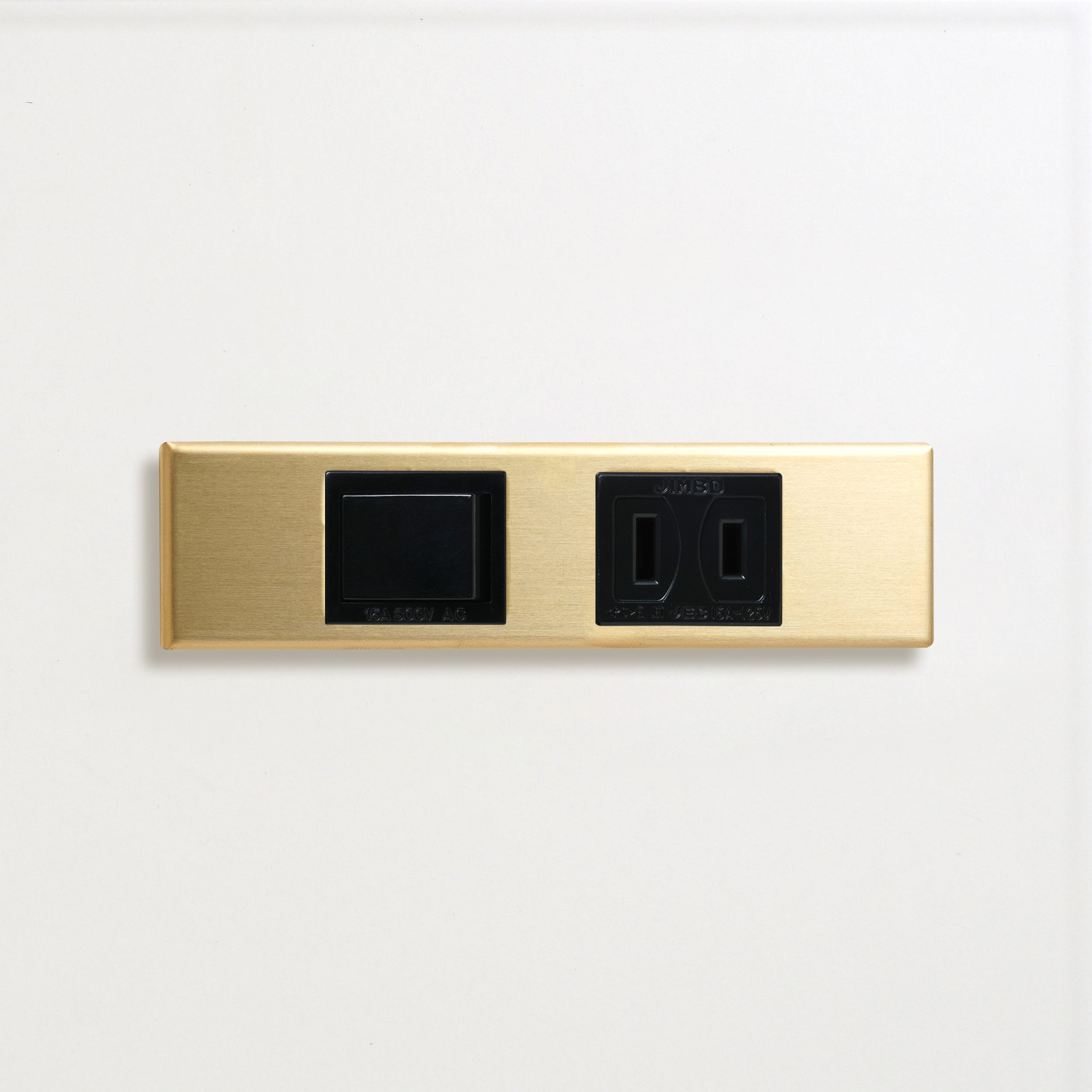 真鍮（素地） 家具用プレート<br>+ パナソニック 埋込スイッチ シングル ブラック <br>+ NK 埋込コンセント ブラック