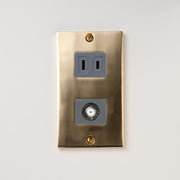 真鍮砂型鋳造（磨き）プレート<br>+ NK 新4K8K衛星放送対応 埋込小型高シールドテレビ端子 グレー <br>+ NK 埋込コンセント グレー