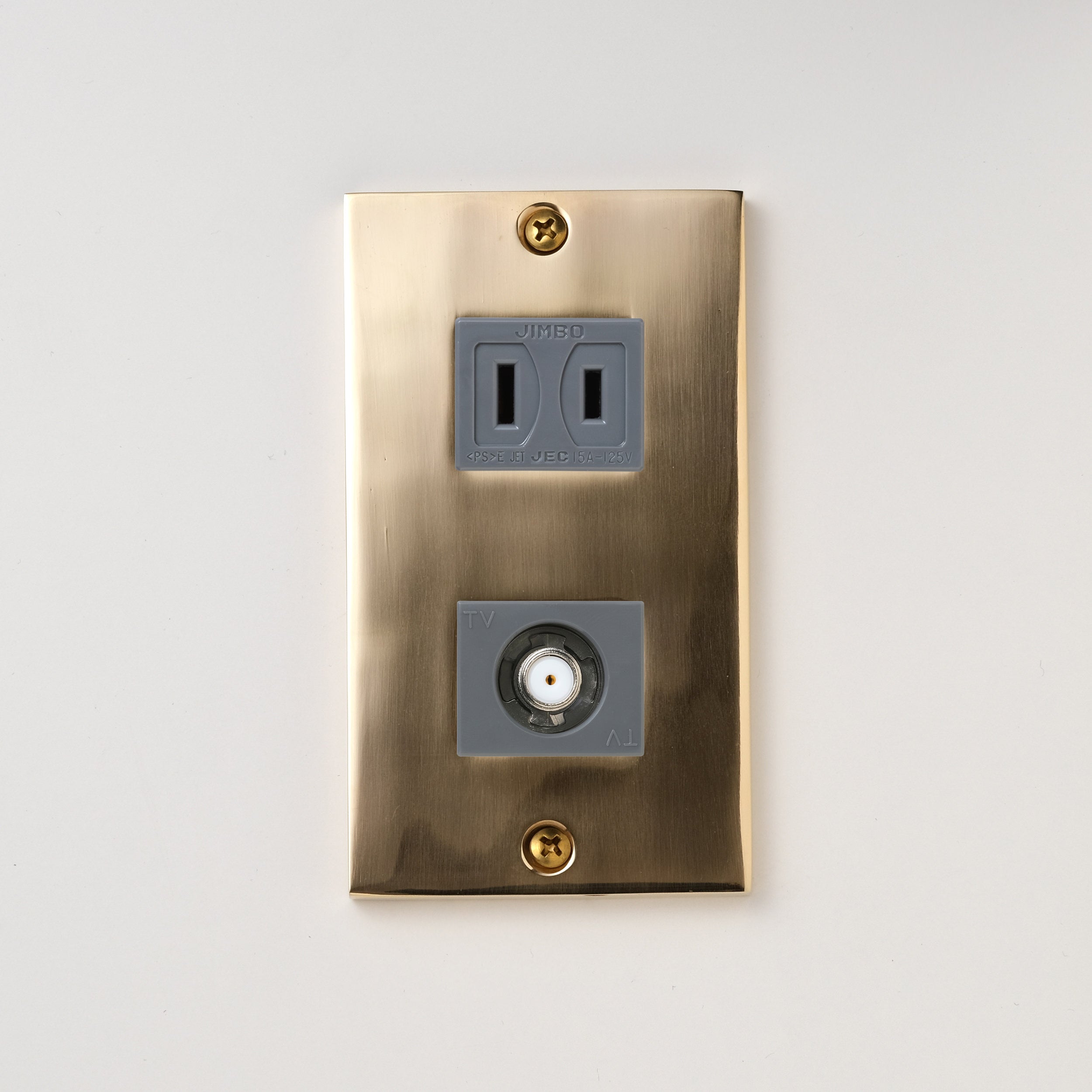 真鍮砂型鋳造（磨き）プレート<br>+ NK 新4K8K衛星放送対応 埋込小型高シールドテレビ端子 グレー <br>+ NK 埋込コンセント グレー