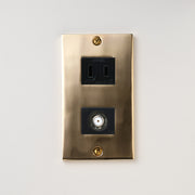 真鍮砂型鋳造（磨き）プレート<br>+ NK 新4K8K衛星放送対応 埋込小型高シールドテレビ端子 ブラック <br>+ NK 埋込コンセント ブラック