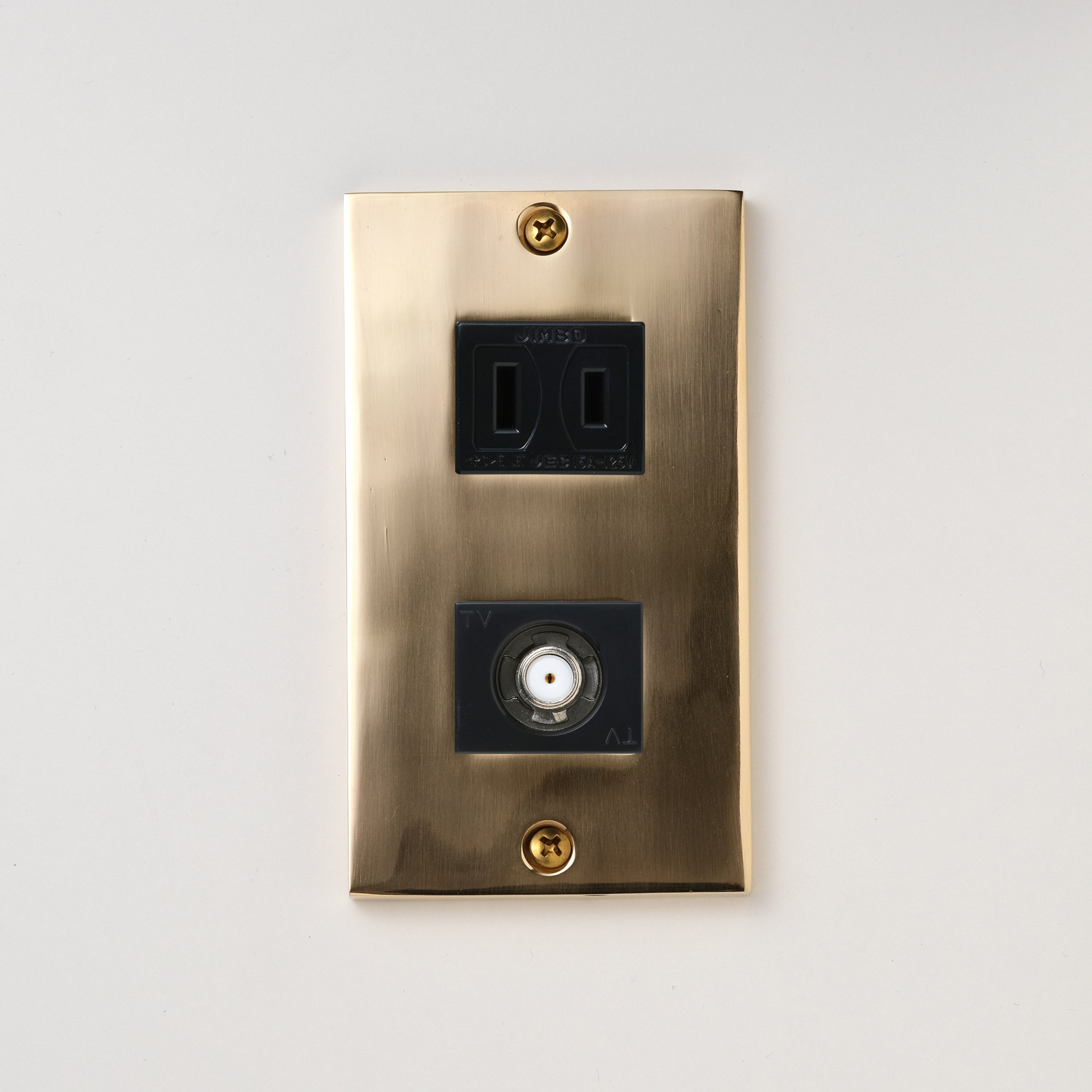 真鍮砂型鋳造（磨き）プレート<br>+ NK 新4K8K衛星放送対応 埋込小型高シールドテレビ端子 ブラック <br>+ NK 埋込コンセント ブラック