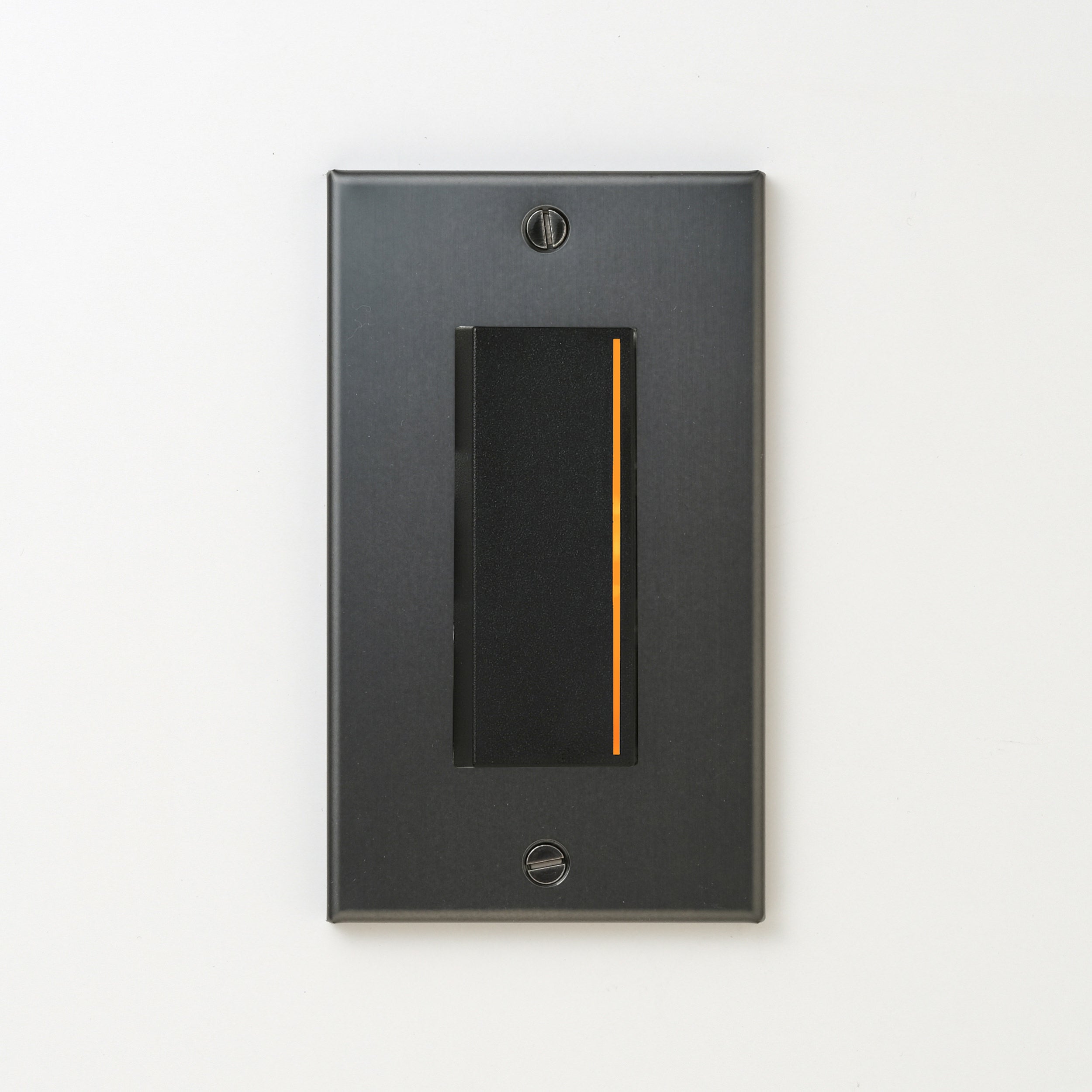 ステンレス（マットブラック）プレート <br>+ NK 片切、3路チェックランプ（オレンジ）付スイッチシングル  ブラック