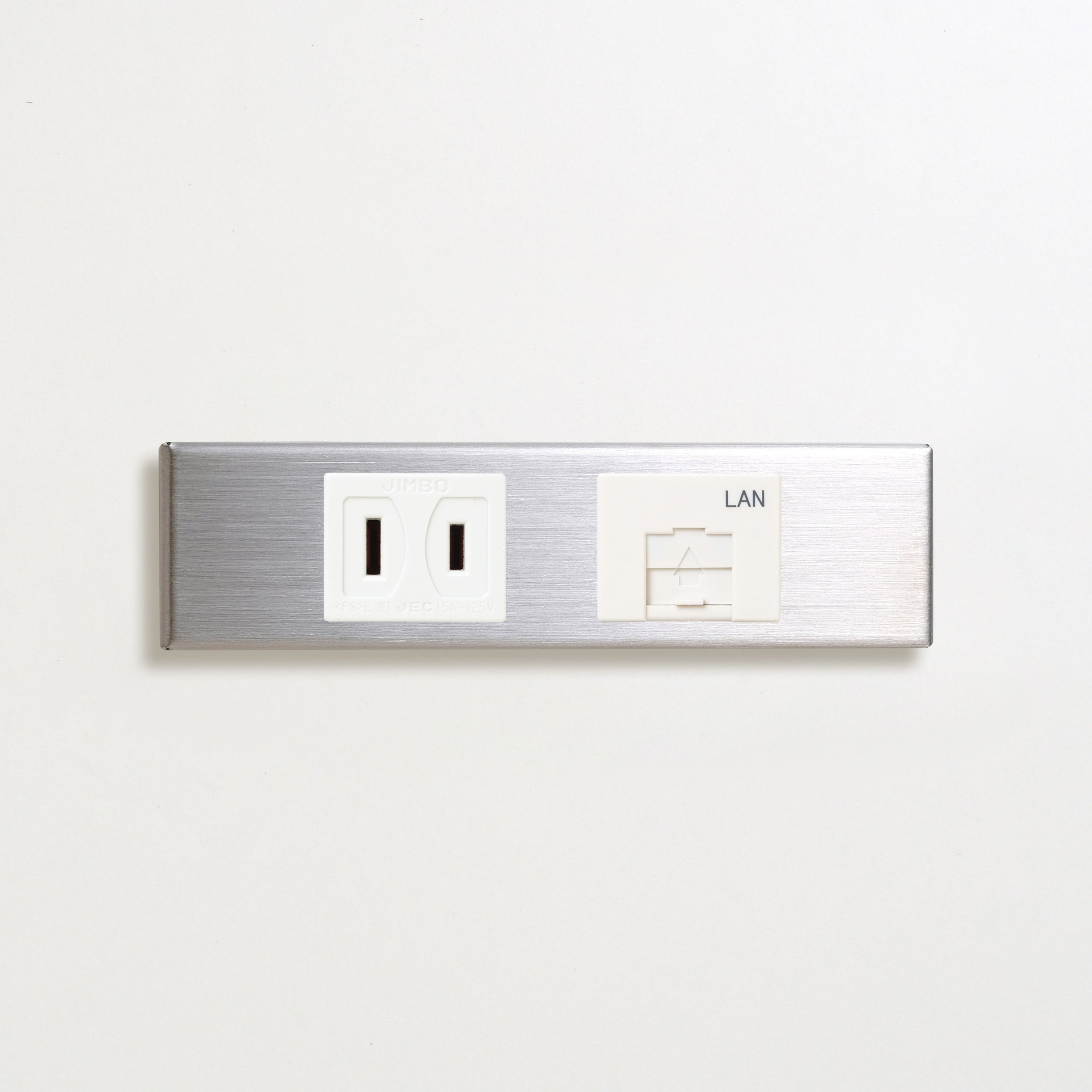 ステンレス（ヘアライン） 家具用プレート<br>+ NK 埋込コンセント ホワイト <br>+ NK 埋込モジュラジャック8極8心 ホワイト