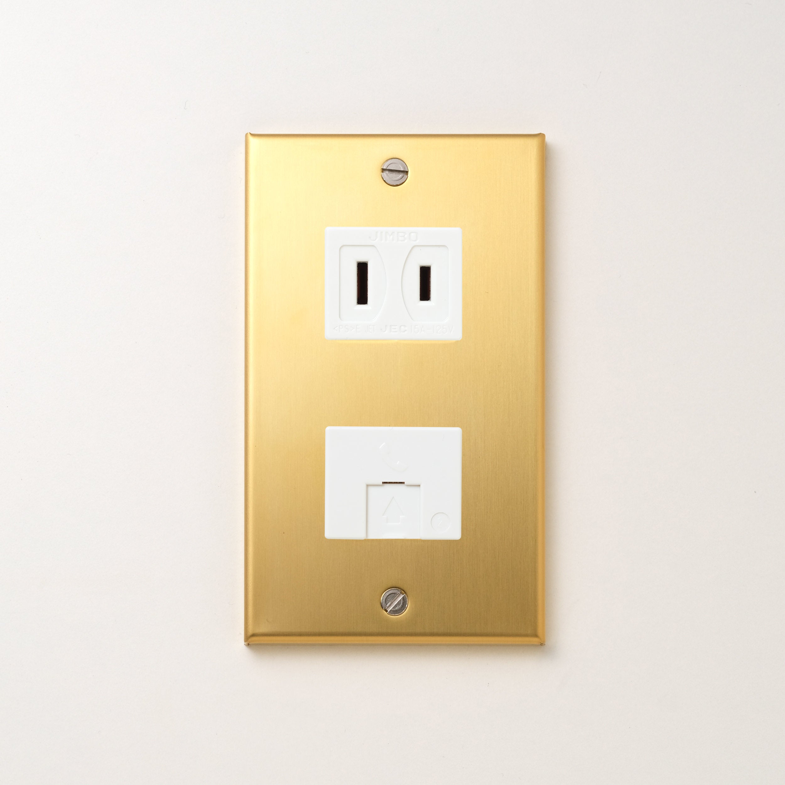 真鍮（素地） プレート<br>+ NK 埋込モジュラジャック6極2心 ホワイト <br>+ NK 埋込コンセント ホワイト