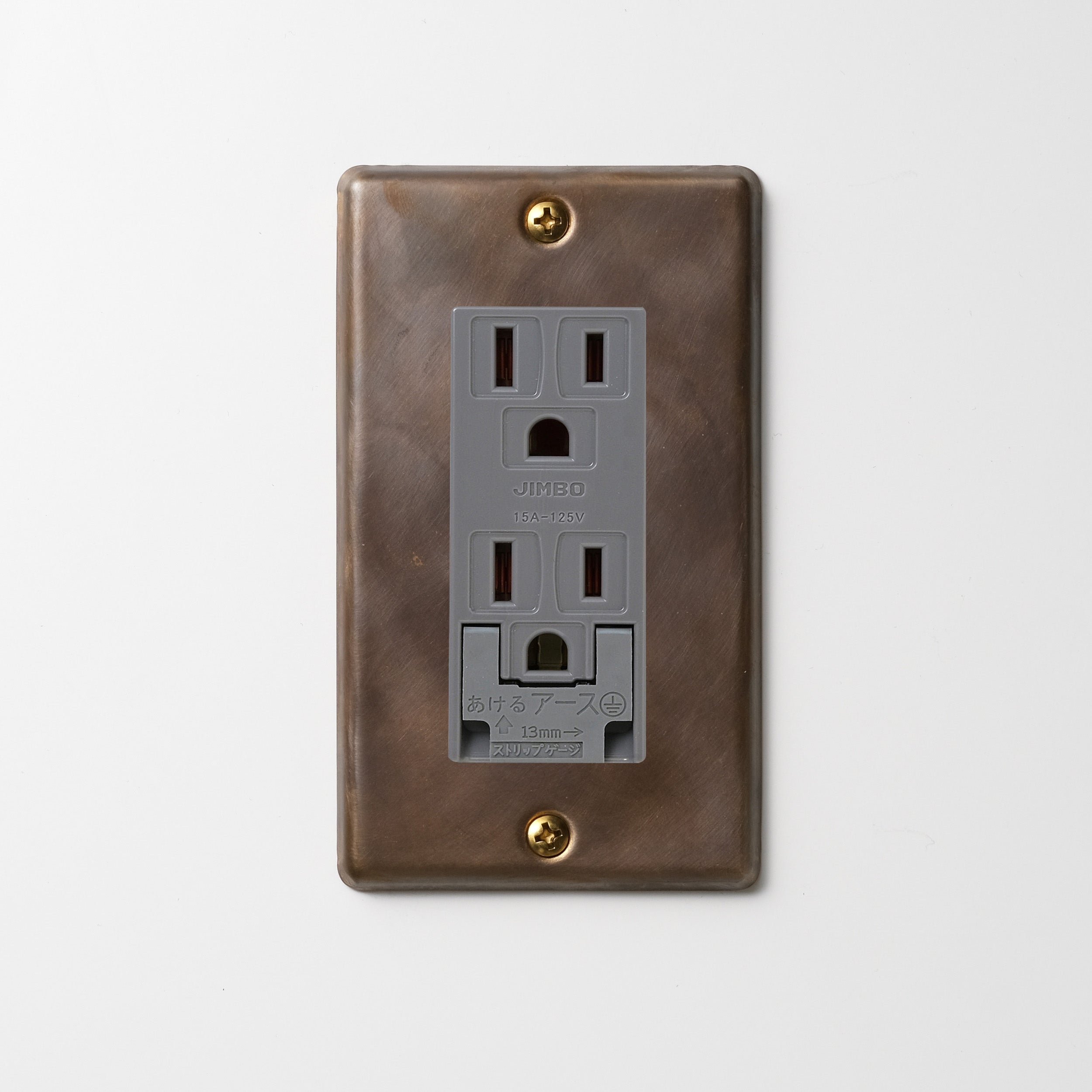 真鍮（燻し） プレート <br>+ NK 埋込アースターミナル付接地ダブルコンセント　グレー