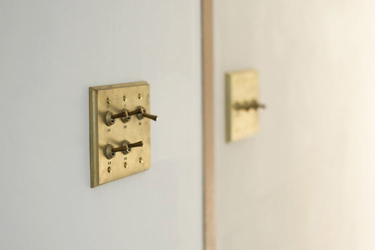 フタガミ スイッチ 真鍮 ３連 ４トグル + LED調光器