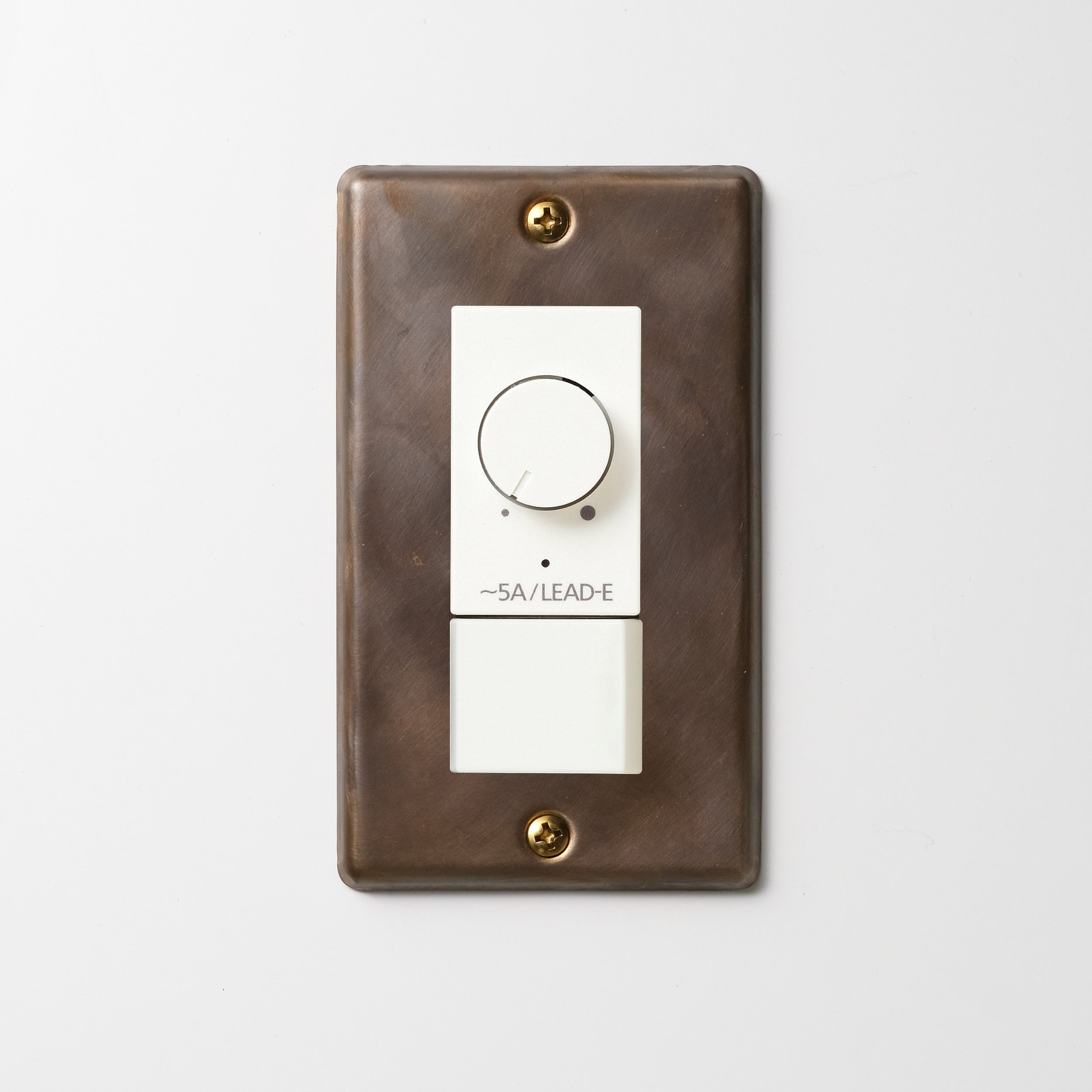 真鍮（燻し） プレート <br>+ NK 正位相制御方式ライトコントロール＋片切、3路スイッチ　 ホワイト