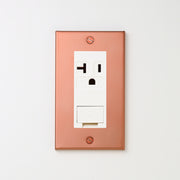 銅色（マット） プレート <br>+ NK 埋込アースターミナル付接地15A、20Aコンセント 125V　ホワイト