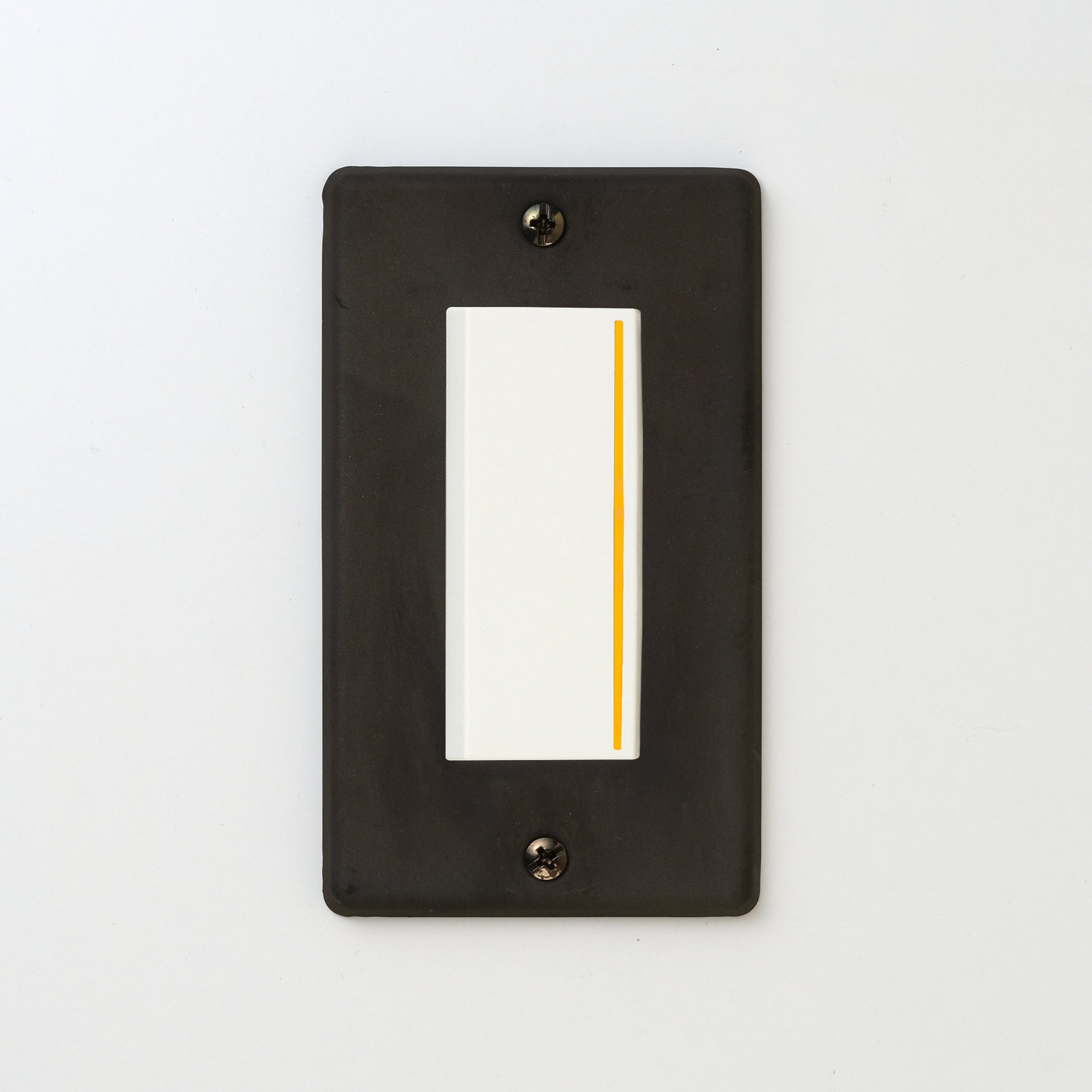 ステンレス（黒染）プレート <br>+ NK 片切、3路チェックランプ（オレンジ）付スイッチシングル  ホワイト