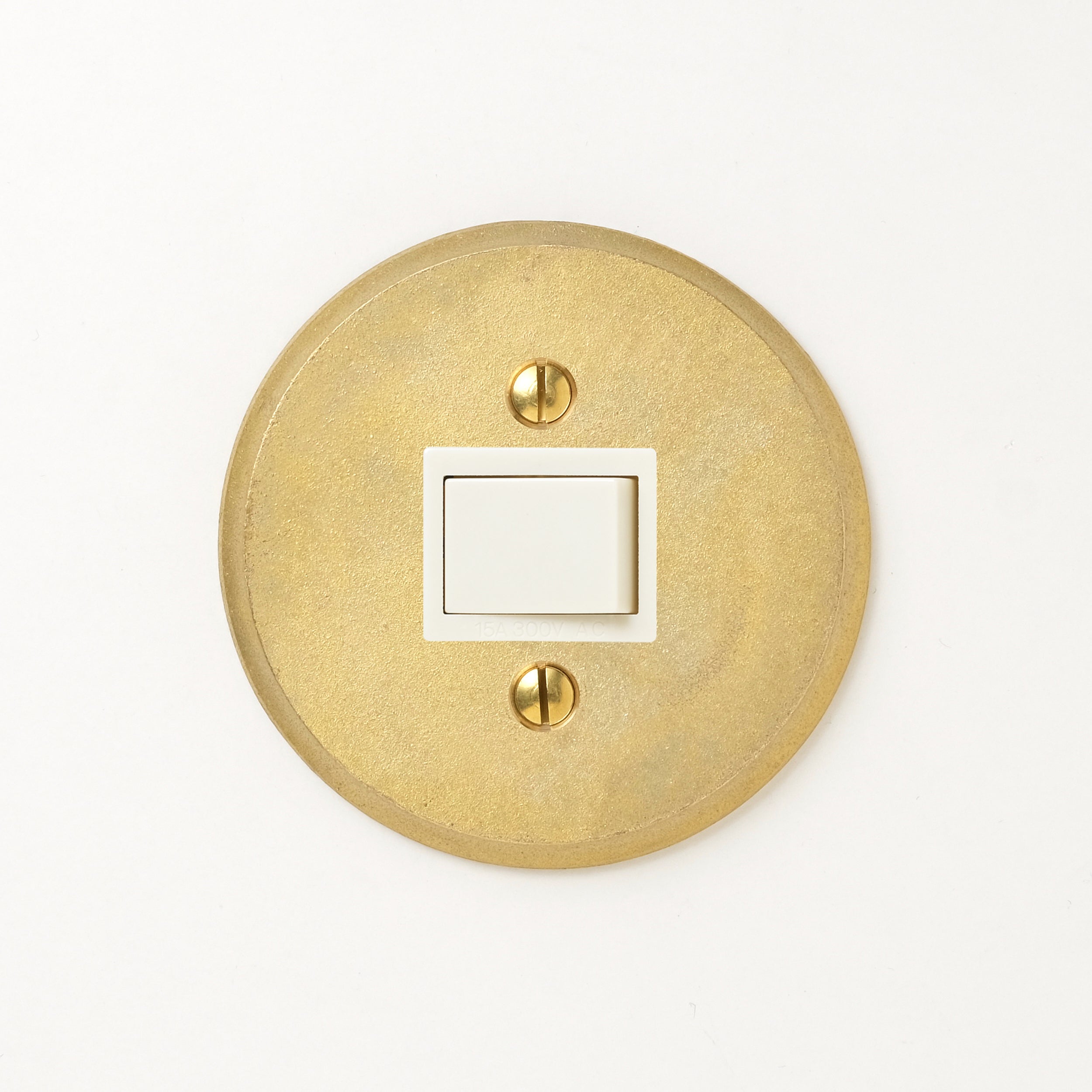 真鍮鋳造プレート（鋳肌） 半連１口用 丸 <br>+ パナソニック 埋込スイッチ シングル ホワイト