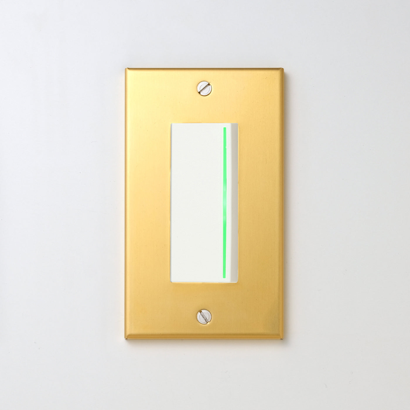 真鍮（素地） プレート <br>+ NK 片切、3路ガイドランプ（グリーン）付スイッチシングル  ホワイト