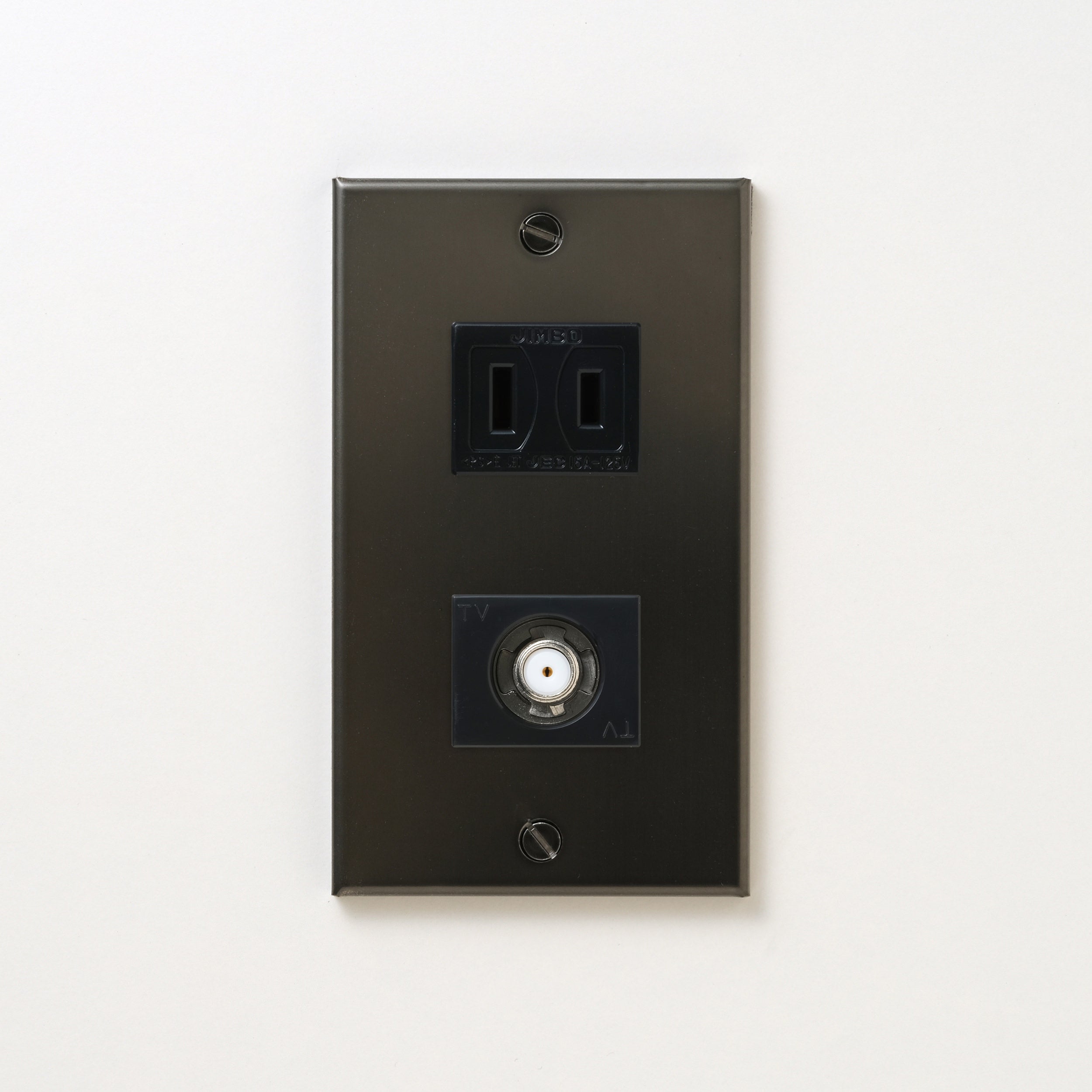 ステンレス（マットブラック）プレート<br>+ NK 新4K8K衛星放送対応 埋込小型高シールドテレビ端子 ブラック <br>+ NK 埋込コンセント ブラック