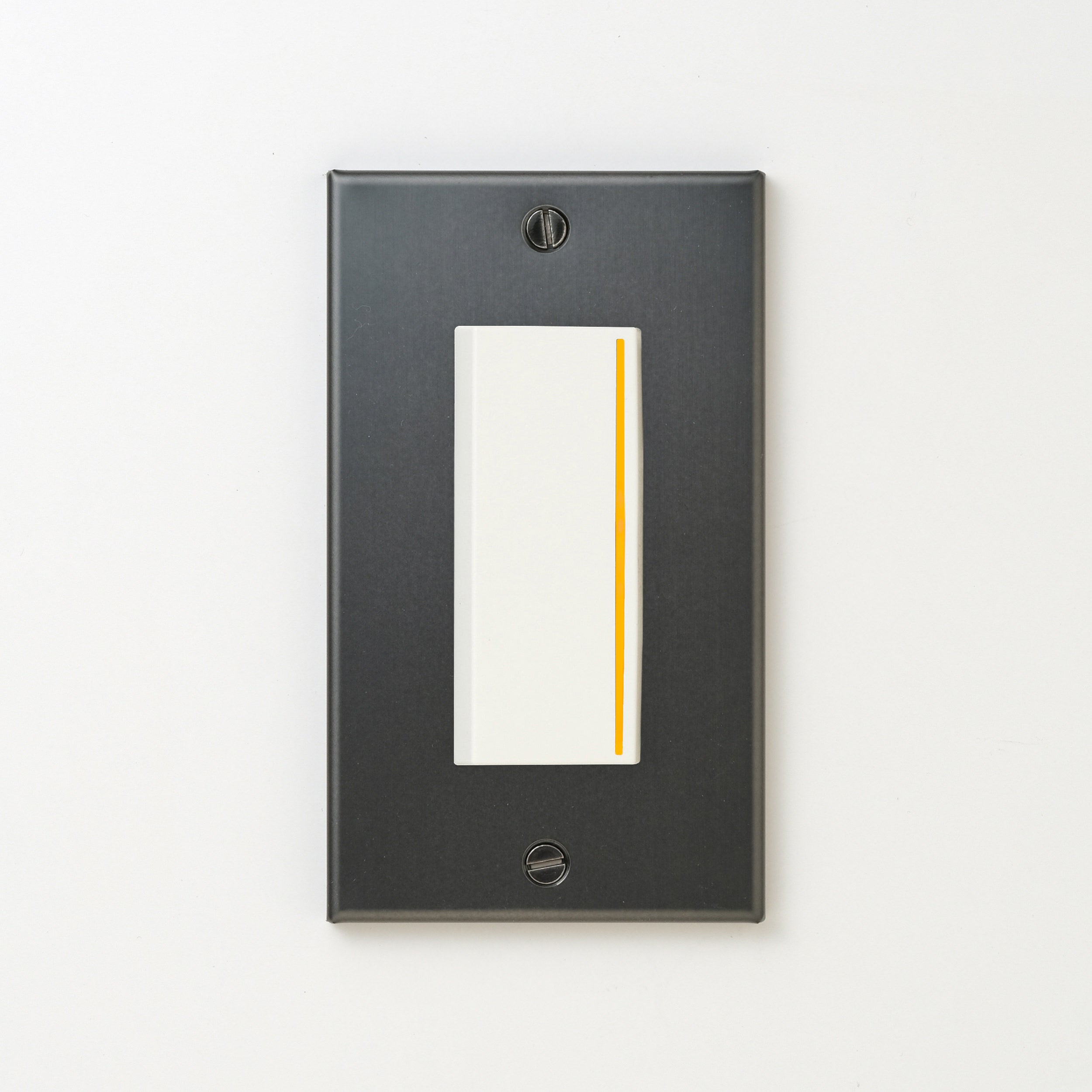 ステンレス（マットブラック）プレート <br>+ NK 片切、3路チェックランプ（オレンジ）付スイッチシングル  ホワイト