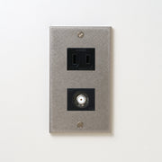 ステンレス（バイブレーション）プレート<br>+ NK 新4K8K衛星放送対応 埋込小型高シールドテレビ端子 ブラック <br>+ NK 埋込コンセント ブラック