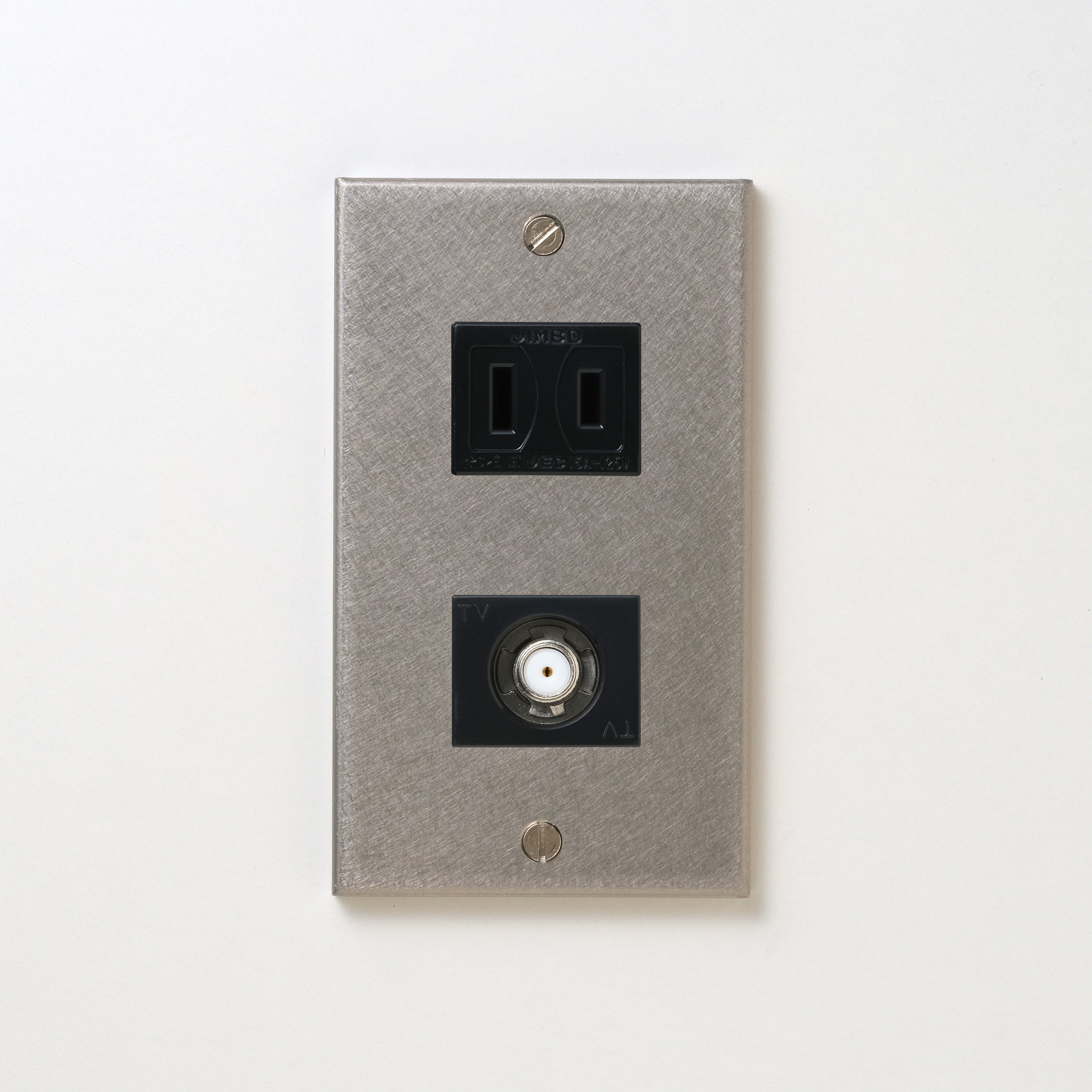 ステンレス（バイブレーション）プレート<br>+ NK 新4K8K衛星放送対応 埋込小型高シールドテレビ端子 ブラック <br>+ NK 埋込コンセント ブラック