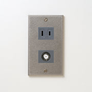 ステンレス（バイブレーション）プレート<br>+ NK 新4K8K衛星放送対応 埋込小型高シールドテレビ端子 グレー <br>+ NK 埋込コンセント グレー