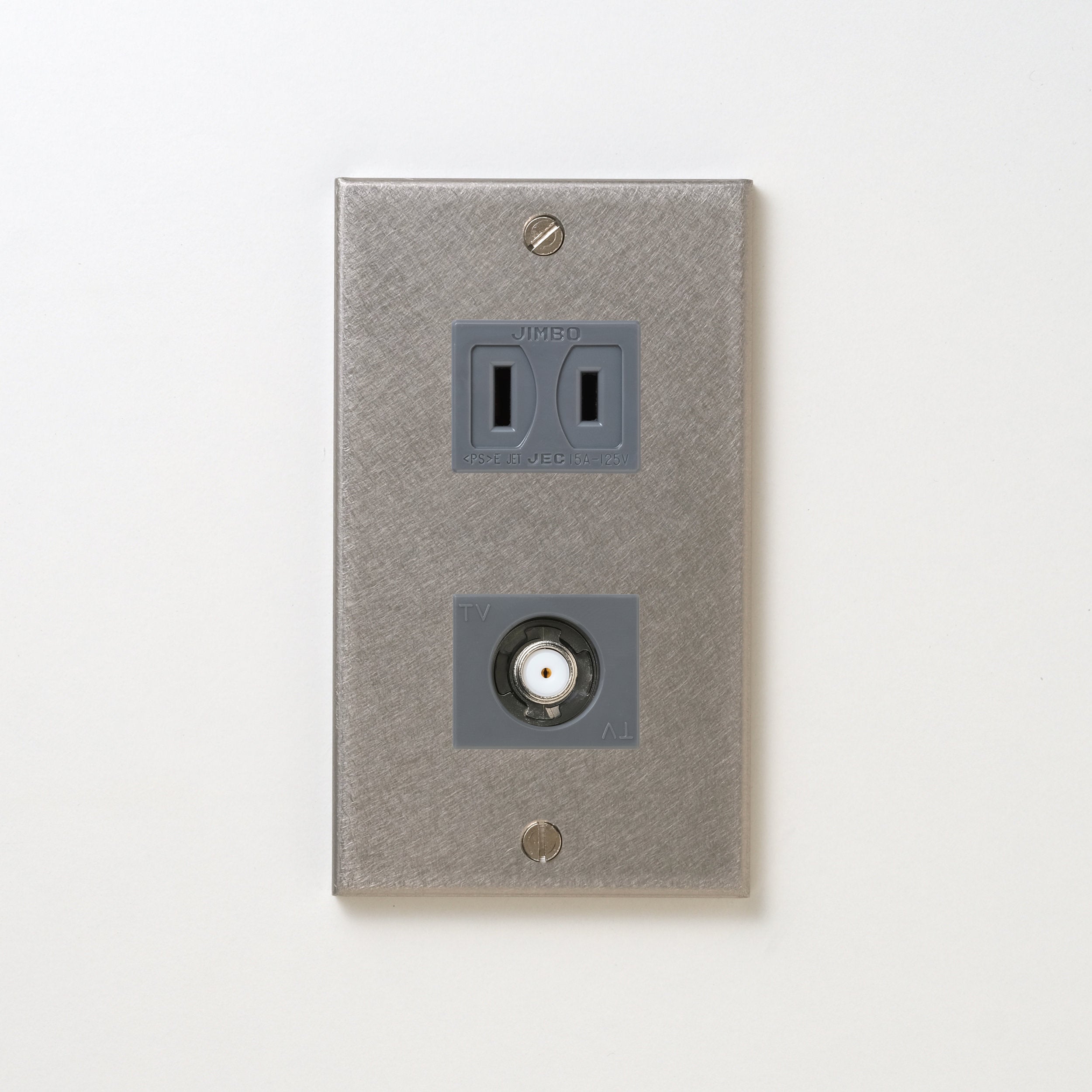 ステンレス（バイブレーション）プレート<br>+ NK 新4K8K衛星放送対応 埋込小型高シールドテレビ端子 グレー <br>+ NK 埋込コンセント グレー