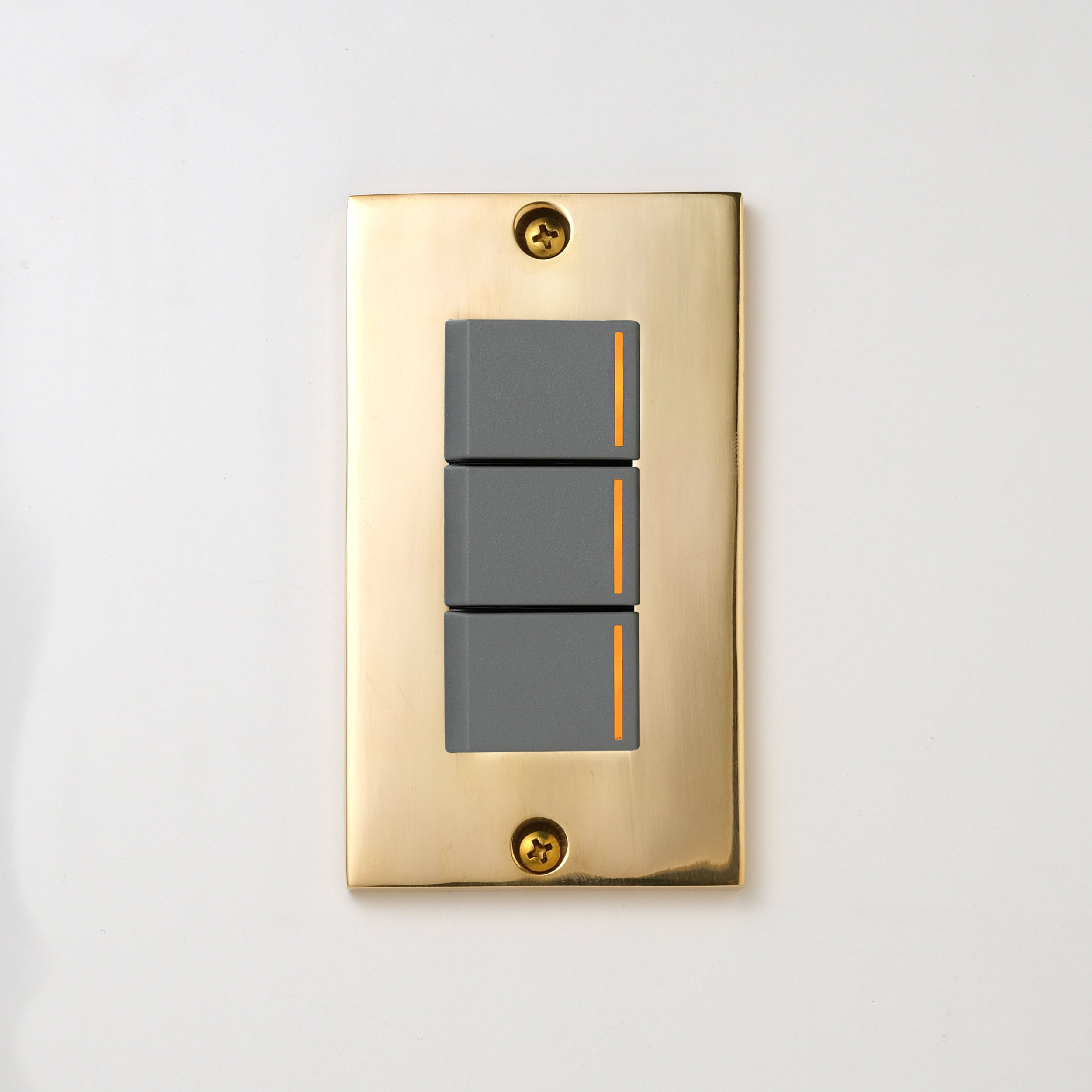 真鍮砂型鋳造（磨き）プレート <br>+ NK 片切、3路チェックランプ（オレンジ）スイッチトリプル  グレー