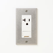 ステンレス（バイブレーション）プレート <br>+ NK 埋込アースターミナル付接地15A、20Aコンセント 125V　ホワイト