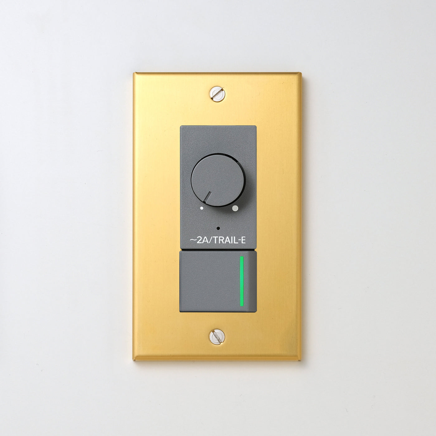 真鍮（素地） プレート <br>+ NK 逆位相制御方式ライトコントロール＋片切、3路ガイドランプ（グリーン）スイッチ　 グレー