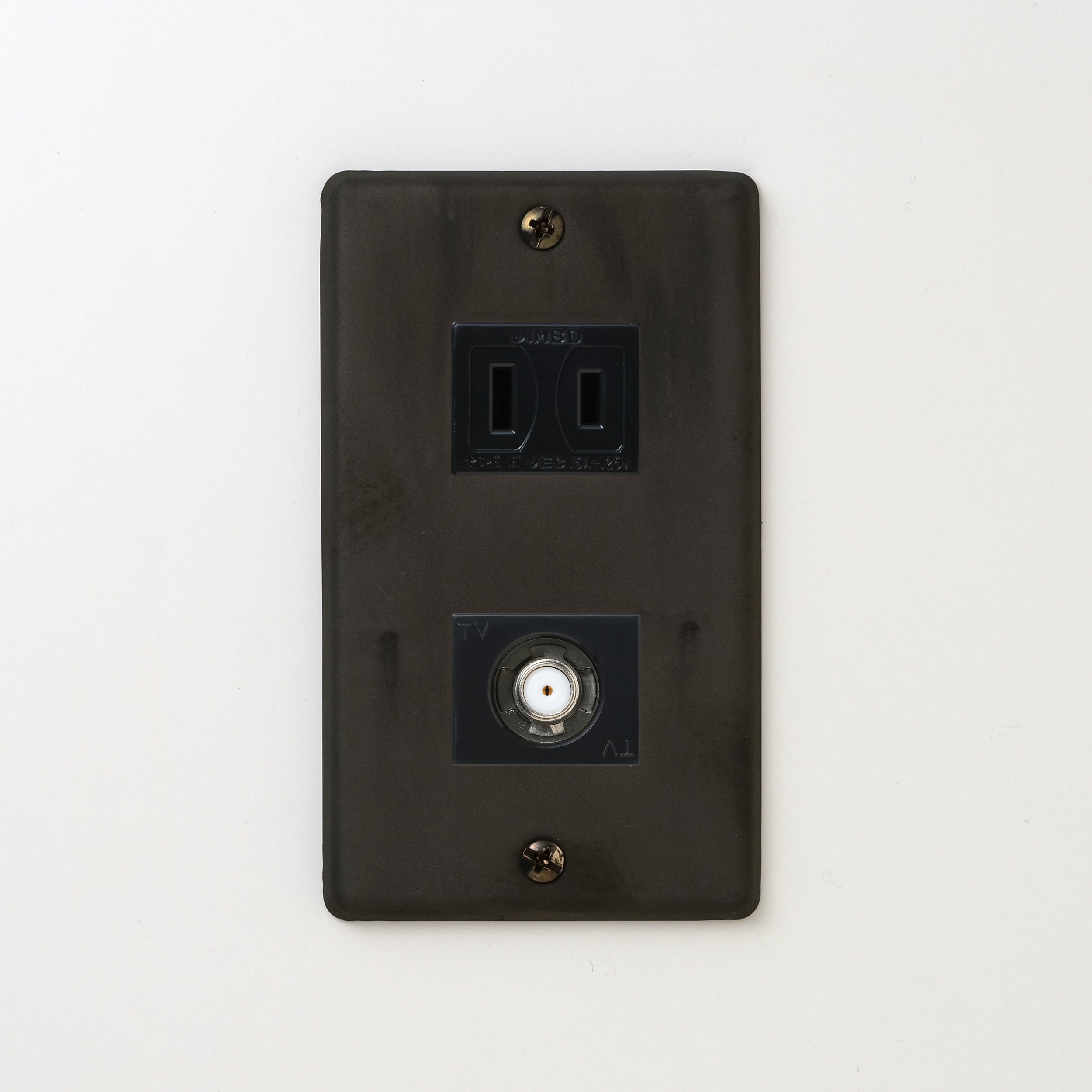 ステンレス（黒染）プレート<br>+ NK 新4K8K衛星放送対応 埋込小型高シールドテレビ端子 ブラック <br>+ NK 埋込コンセント ブラック