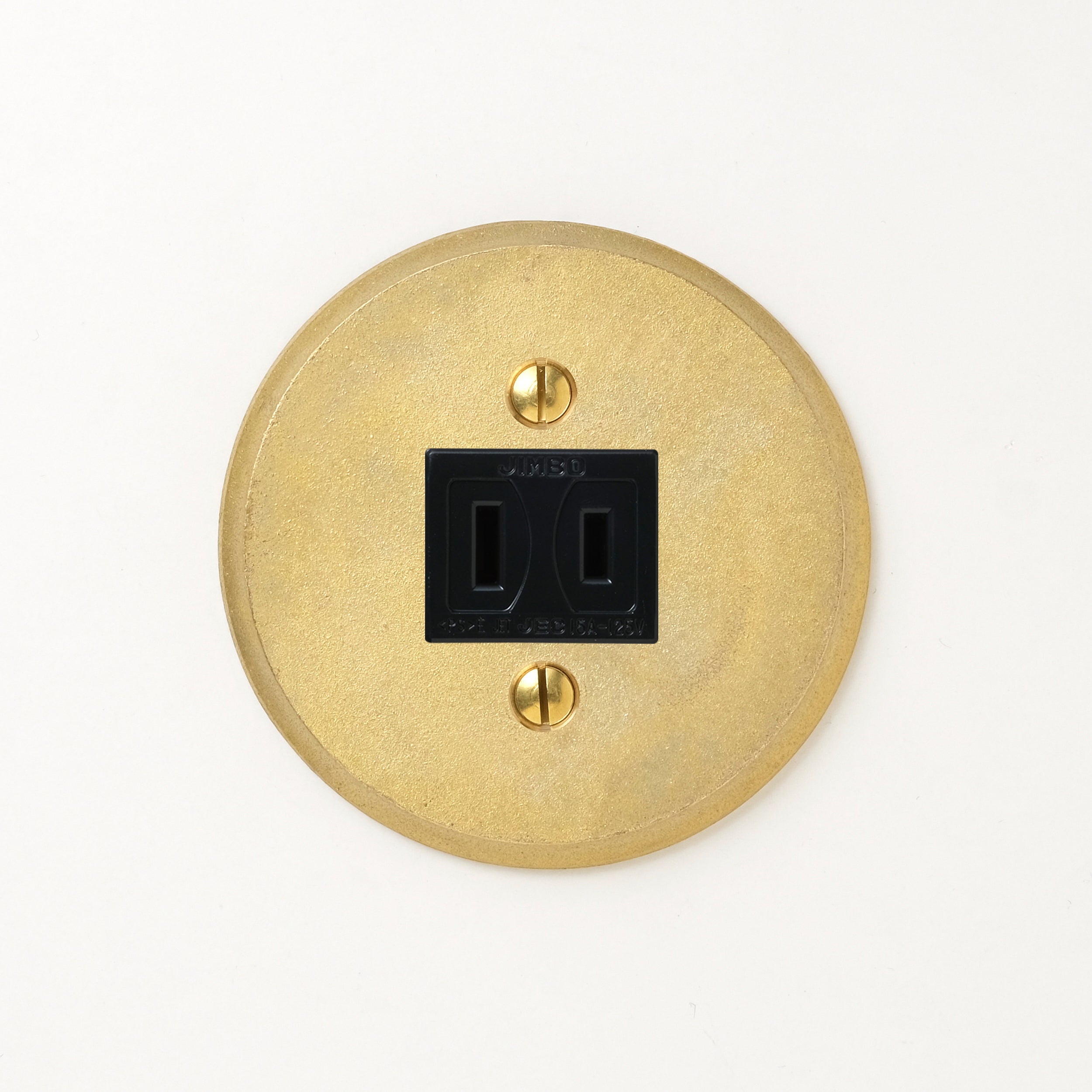 真鍮鋳造プレート（鋳肌） 半連１口用 丸 <br>+ NK 埋込コンセント ブラック