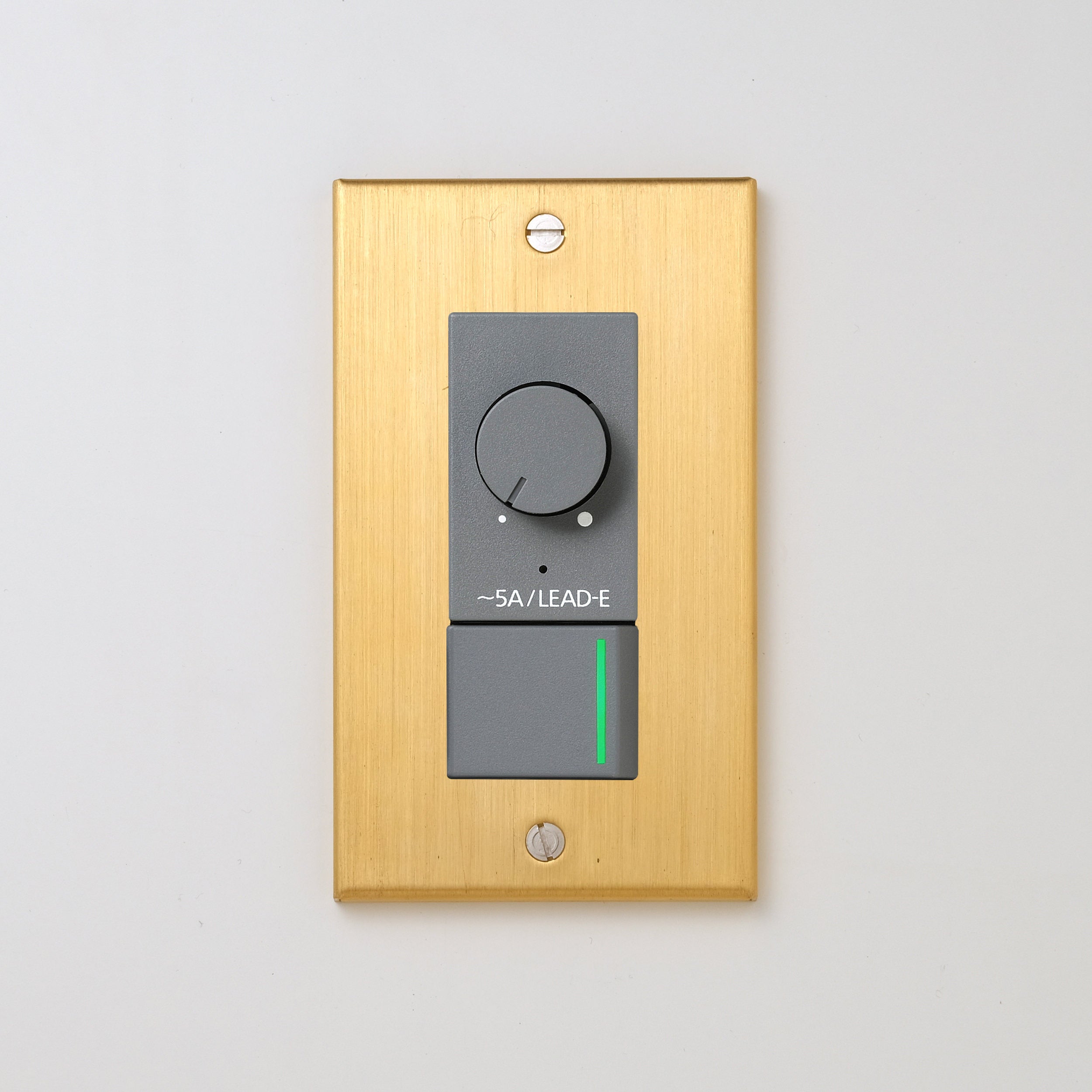 真鍮（ヘアライン） プレート <br>+ NK 正位相制御方式ライトコントロール＋片切、3路ガイドランプ（グリーン）スイッチ　 グレー