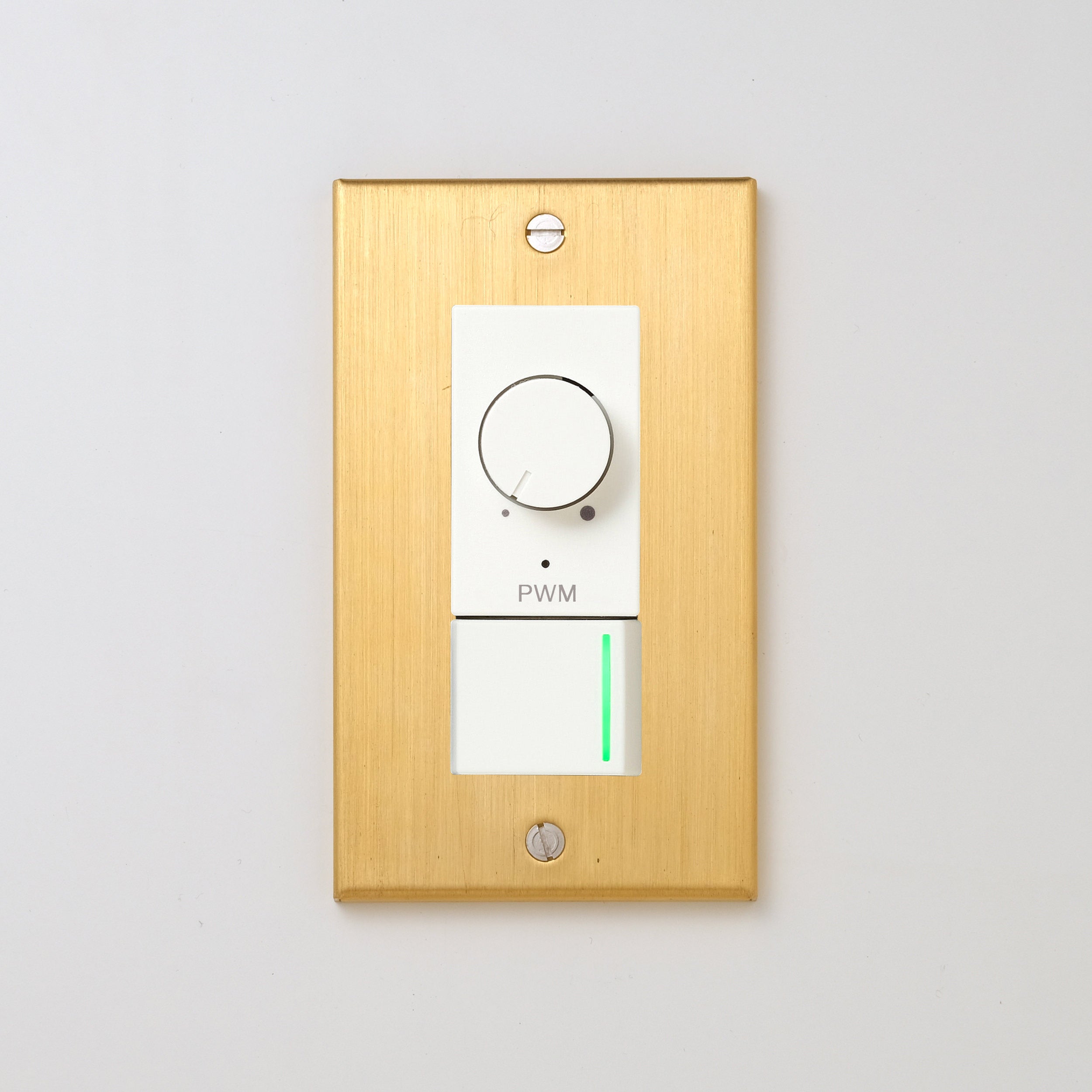 真鍮（ヘアライン） プレート <br>+ NK PWM制御方式(1ch)ライトコントロール＋片切、3路ガイドランプ（グリーン）スイッチ　 ホワイト