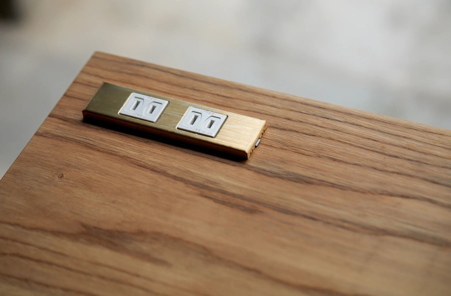 コンセンティック 真鍮ヘアライン プレート 家具用プレート２口用 