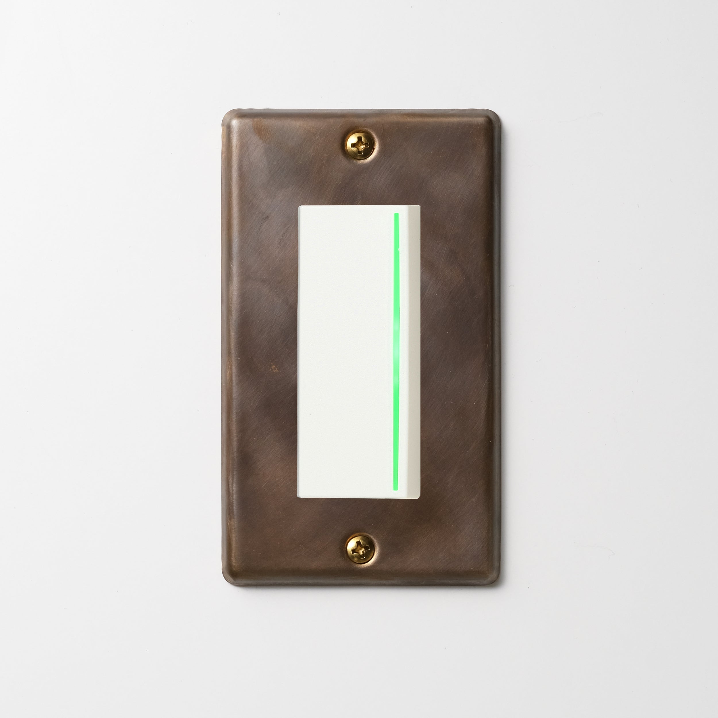 真鍮（燻し） プレート <br>+ NK 片切、3路ガイドランプ（グリーン）付スイッチシングル  ホワイト