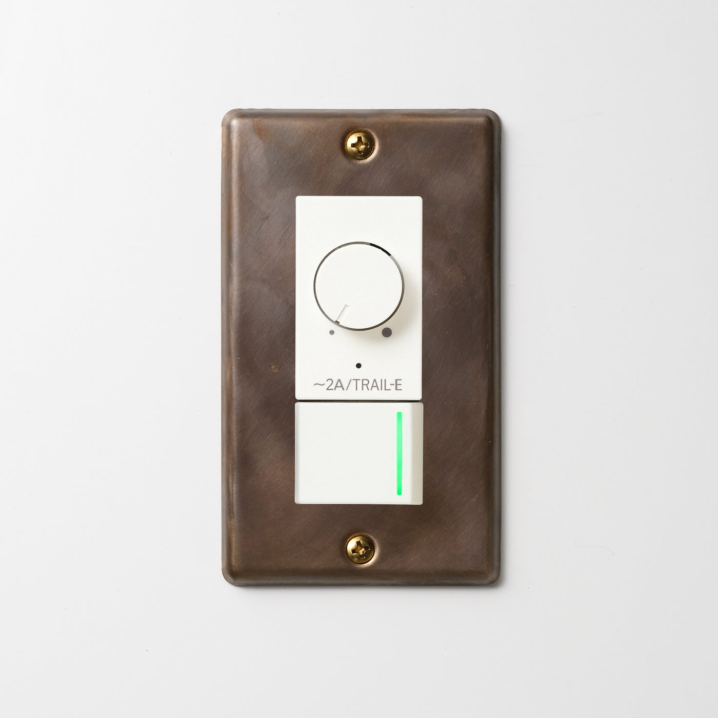 真鍮（燻し） プレート <br>+ NK 逆位相制御方式ライトコントロール＋片切、3路ガイドランプ（グリーン）スイッチ　 ホワイト