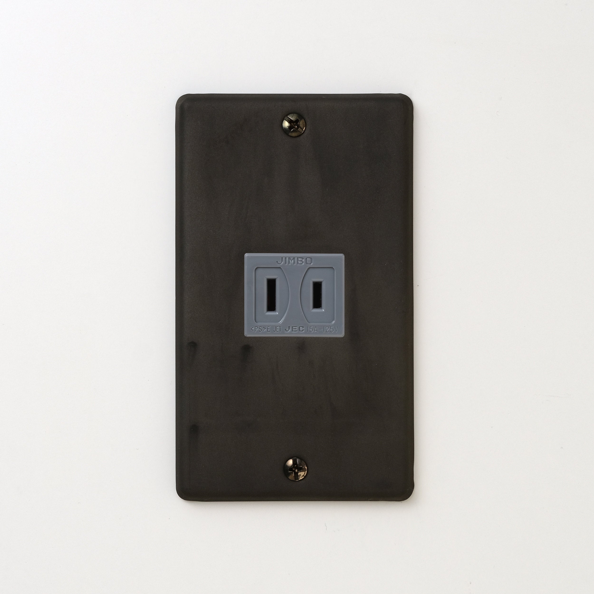 ステンレス（黒染）プレート<br>+ NK 埋込コンセント グレー