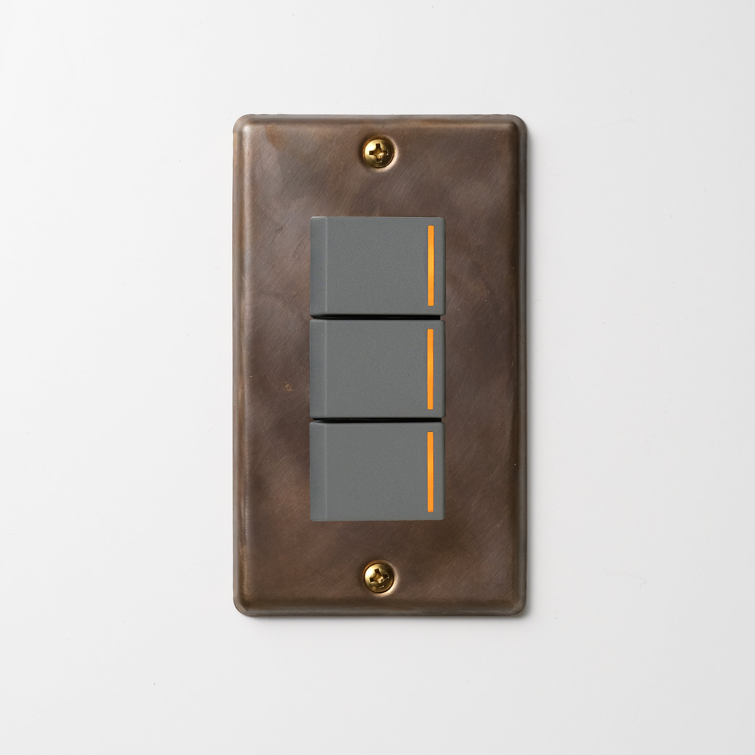 真鍮（燻し） プレート <br>+ NK 片切、3路チェックランプ（オレンジ）スイッチトリプル  グレー