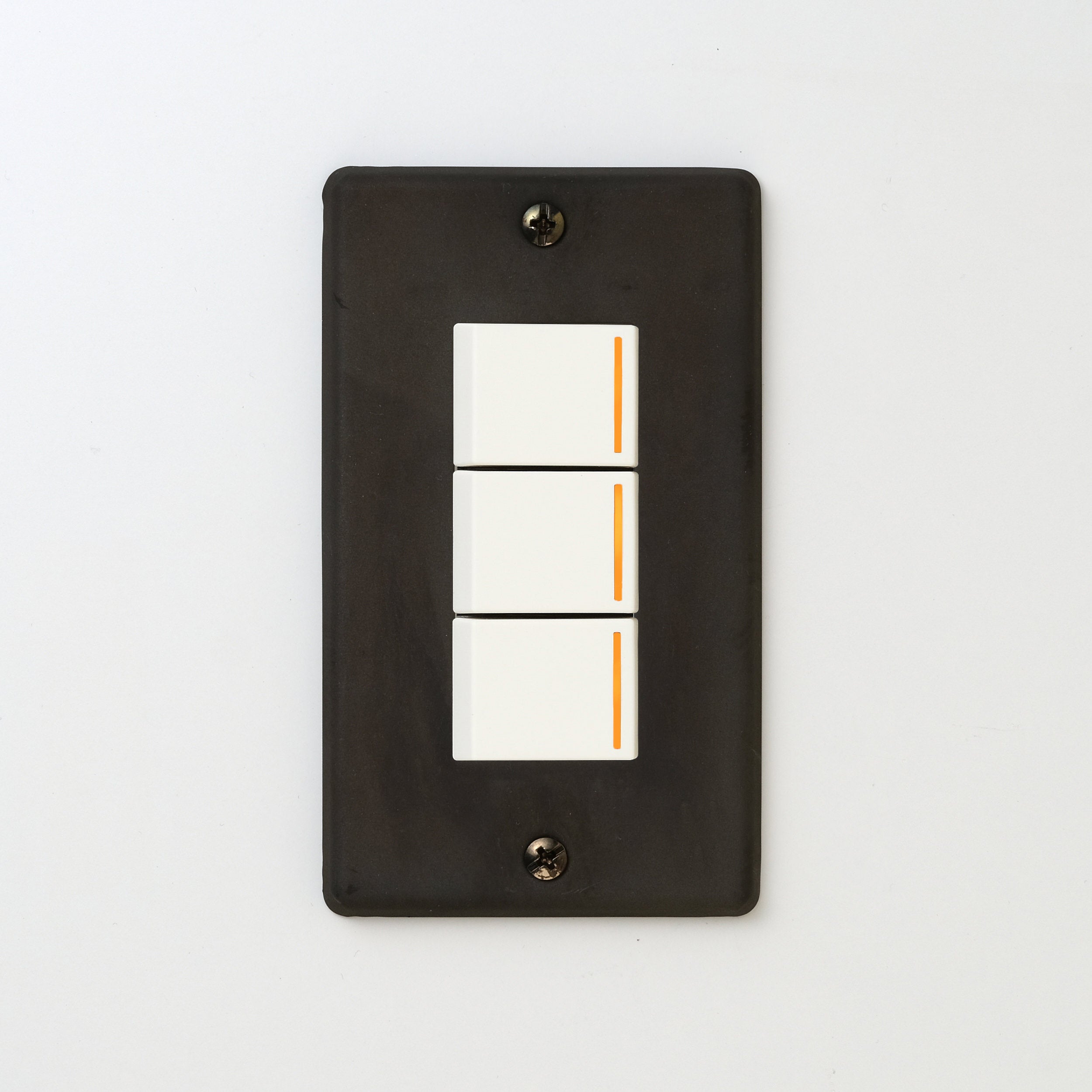 ステンレス（黒染）プレート <br>+ NK 片切、3路チェックランプ（オレンジ）スイッチトリプル  ホワイト