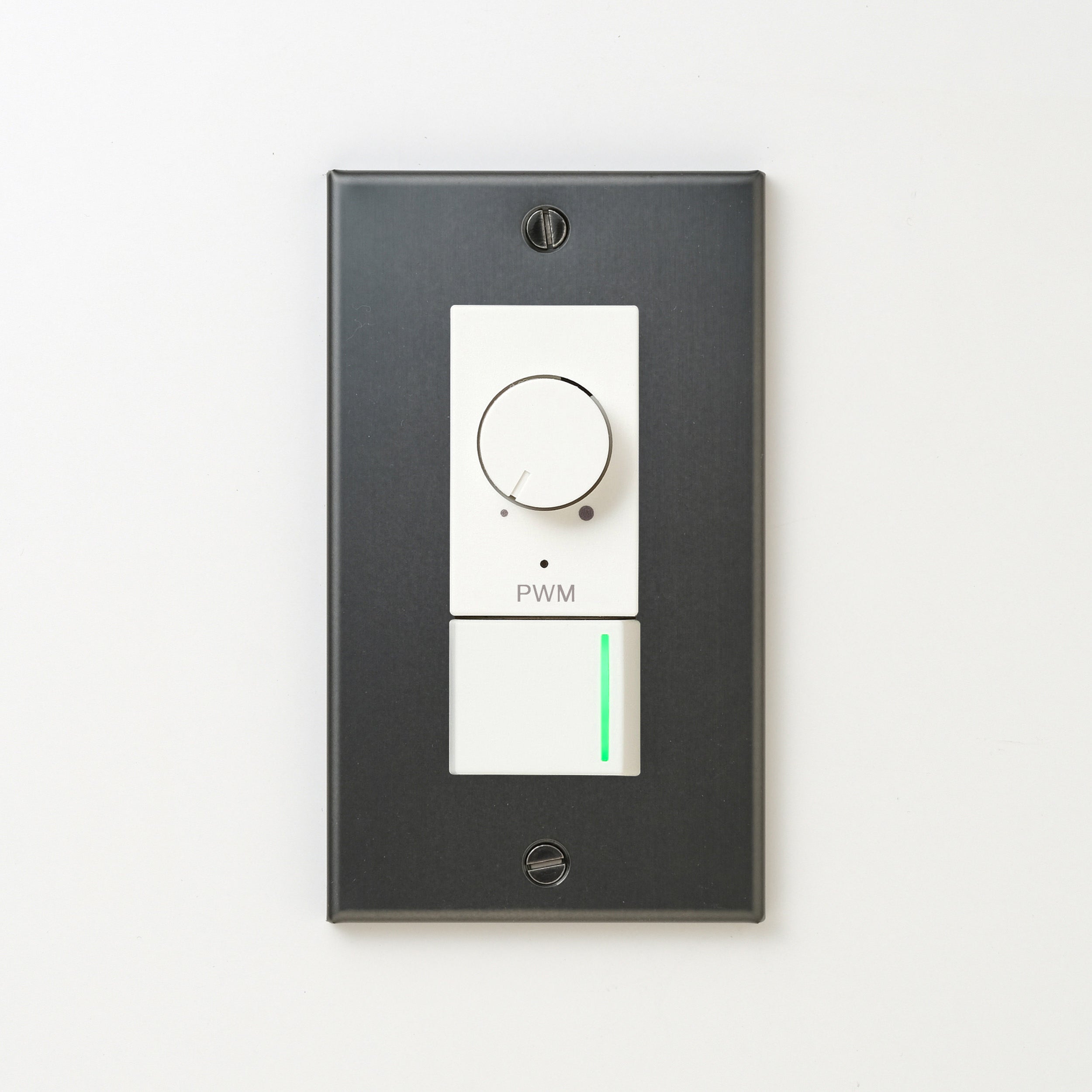 ステンレス（マットブラック）プレート <br>+ NK PWM制御方式(1ch)ライトコントロール＋片切、3路ガイドランプ（グリーン）スイッチ　 ホワイト