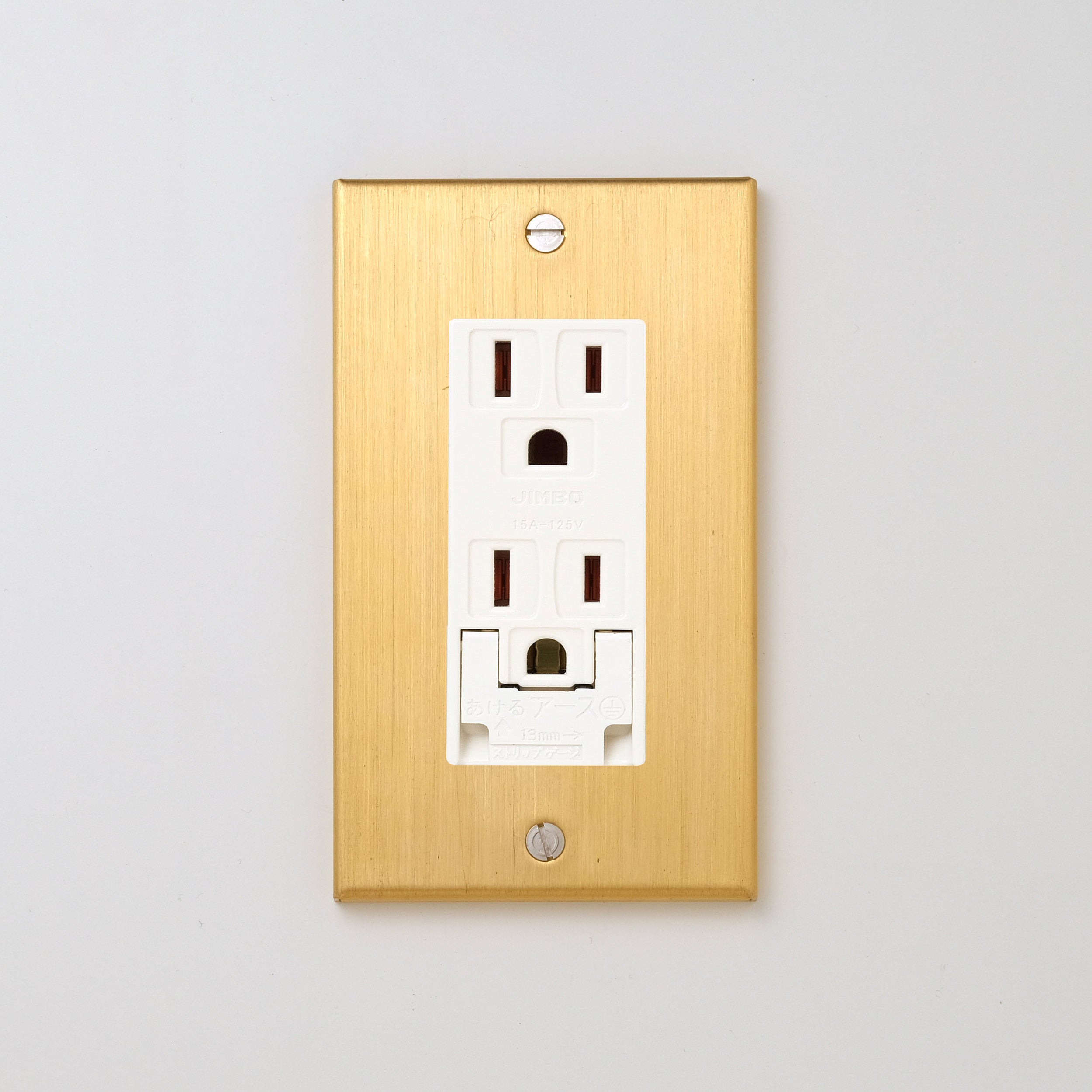 真鍮（ヘアライン） プレート <br>+ NK 埋込アースターミナル付接地ダブルコンセント　ホワイト