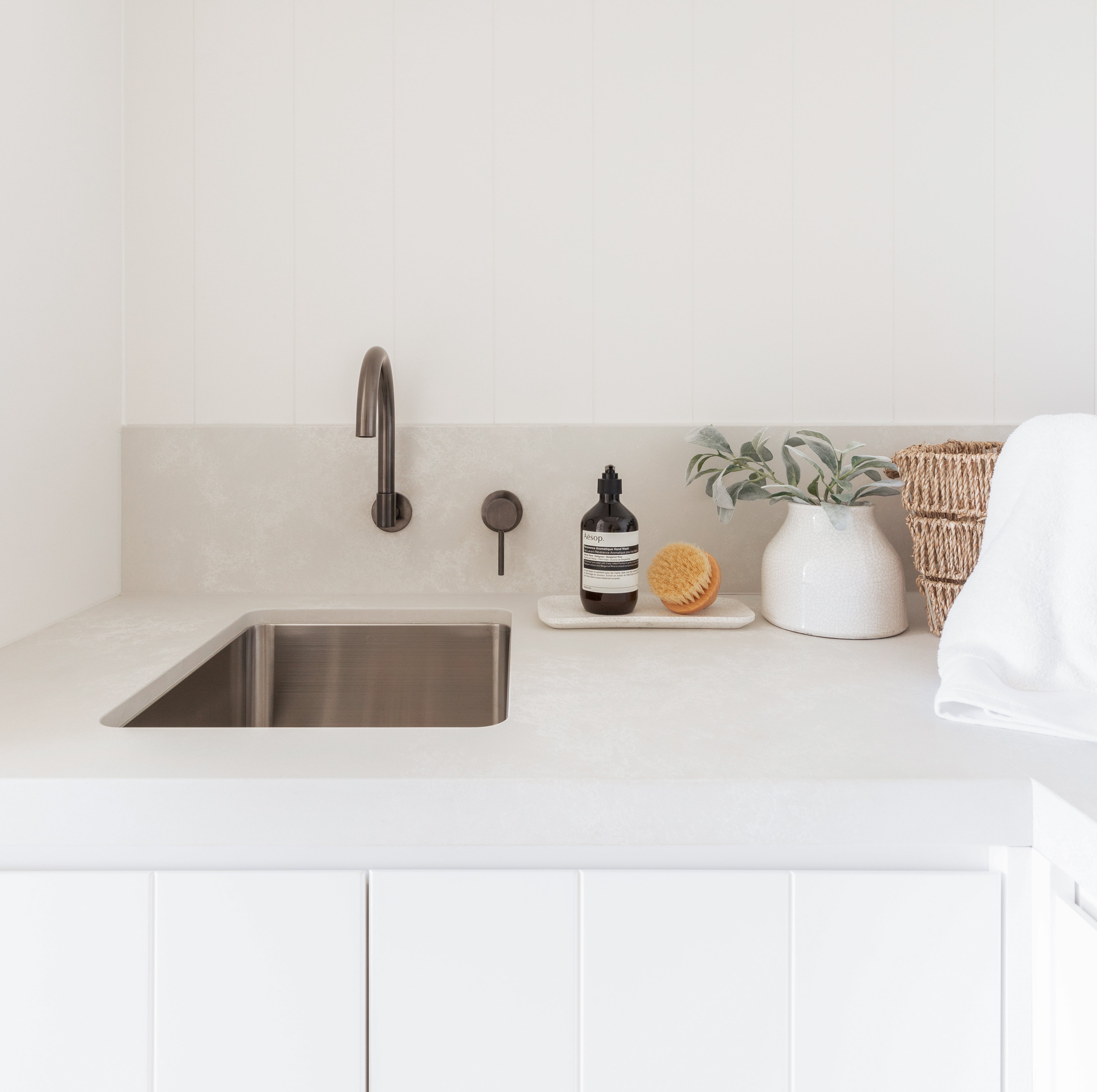 グースネックスイベル壁掛けバススパウト ガンメタル