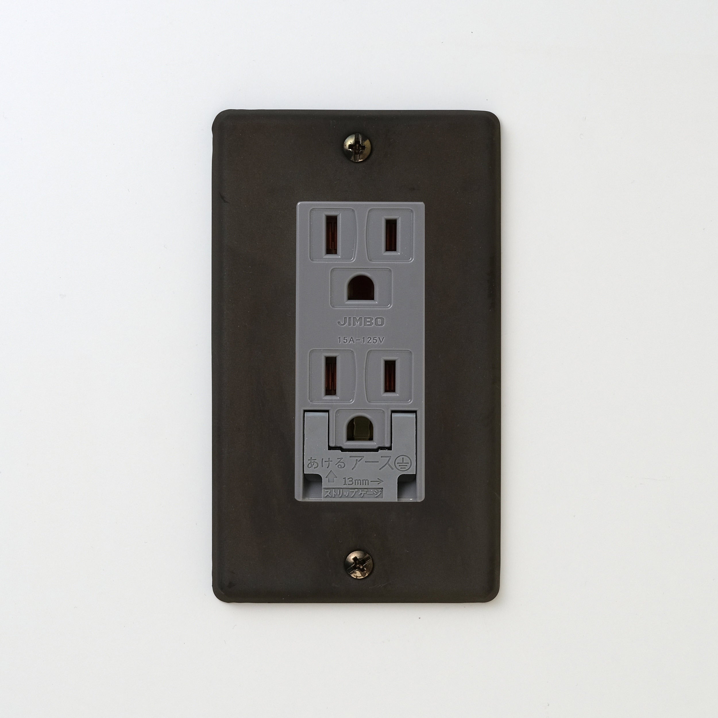 ステンレス（黒染）プレート <br>+ NK 埋込アースターミナル付接地ダブルコンセント　グレー