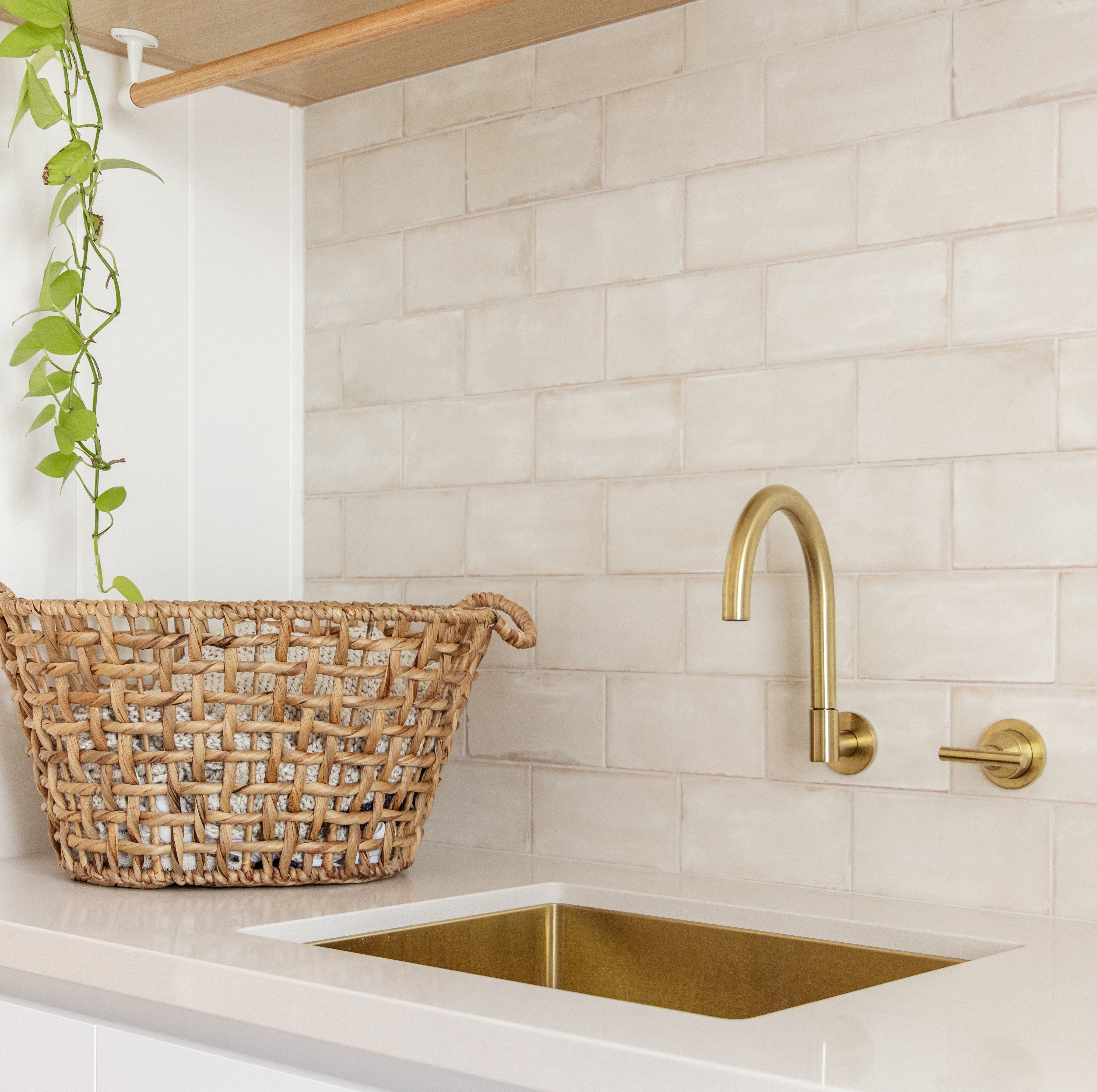 グースネックスイベル壁掛けバススパウト 真鍮