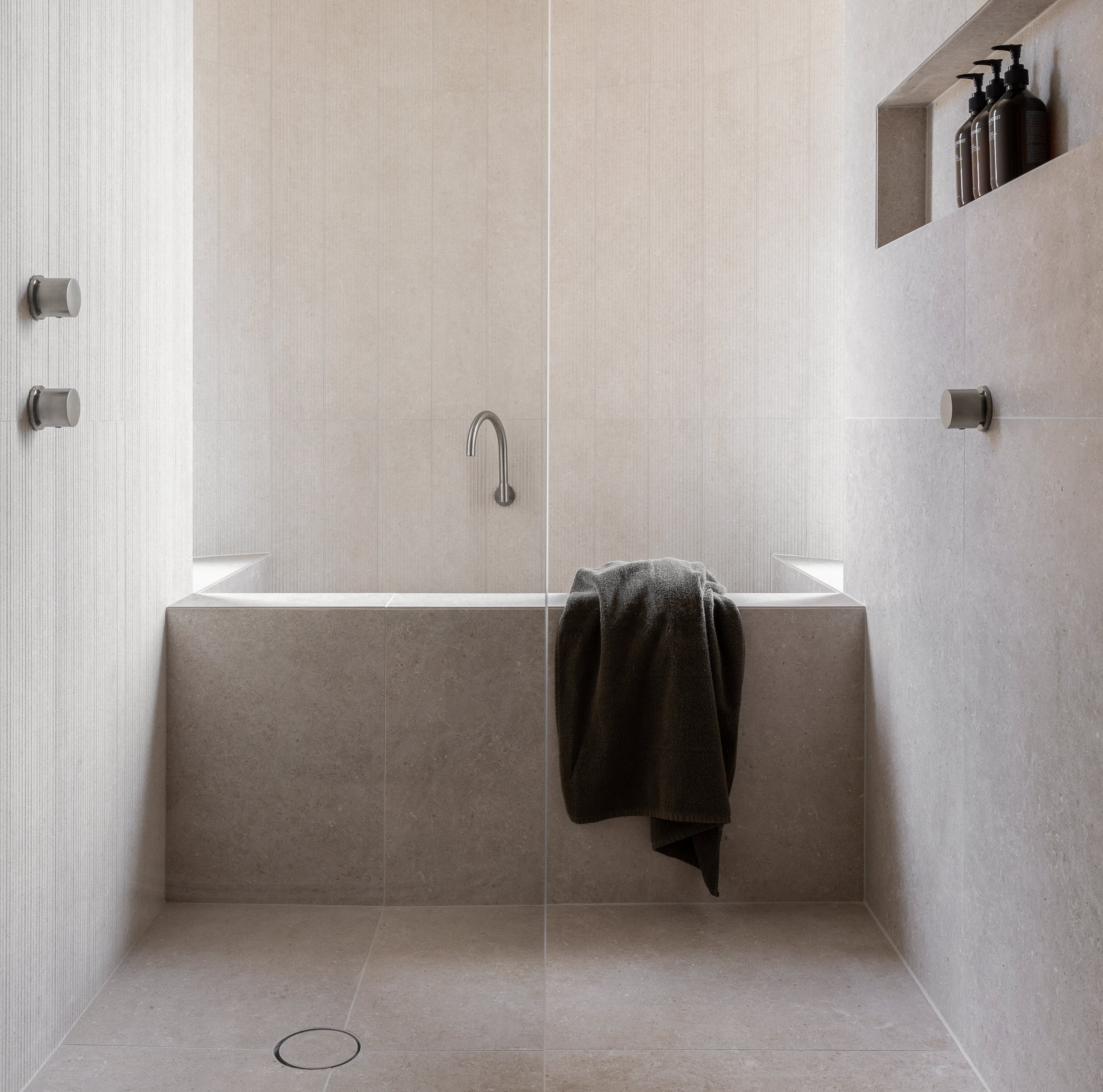 グースネックスイベル壁掛けバススパウト ニッケル