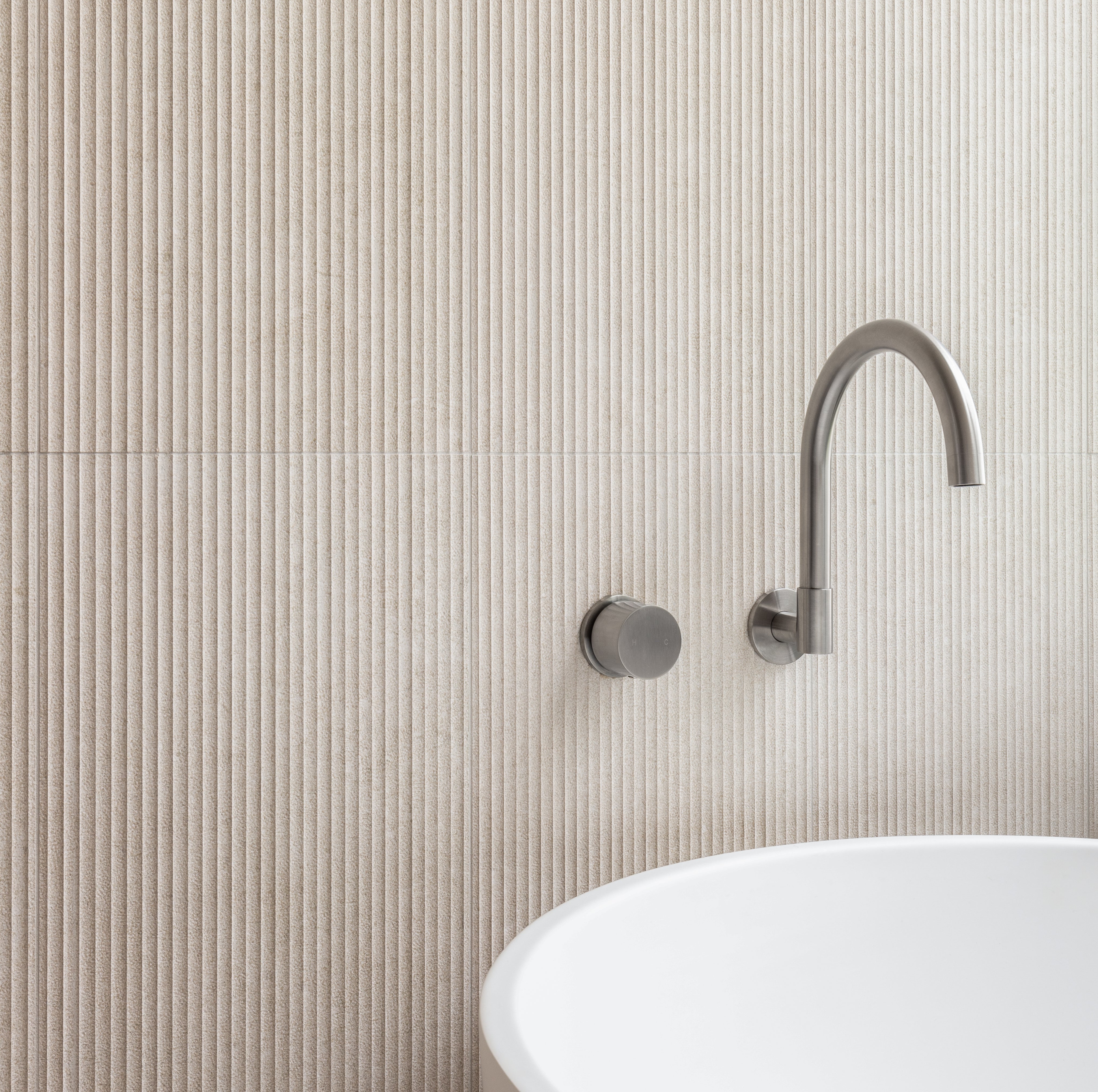 グースネックスイベル壁掛けバススパウト ニッケル