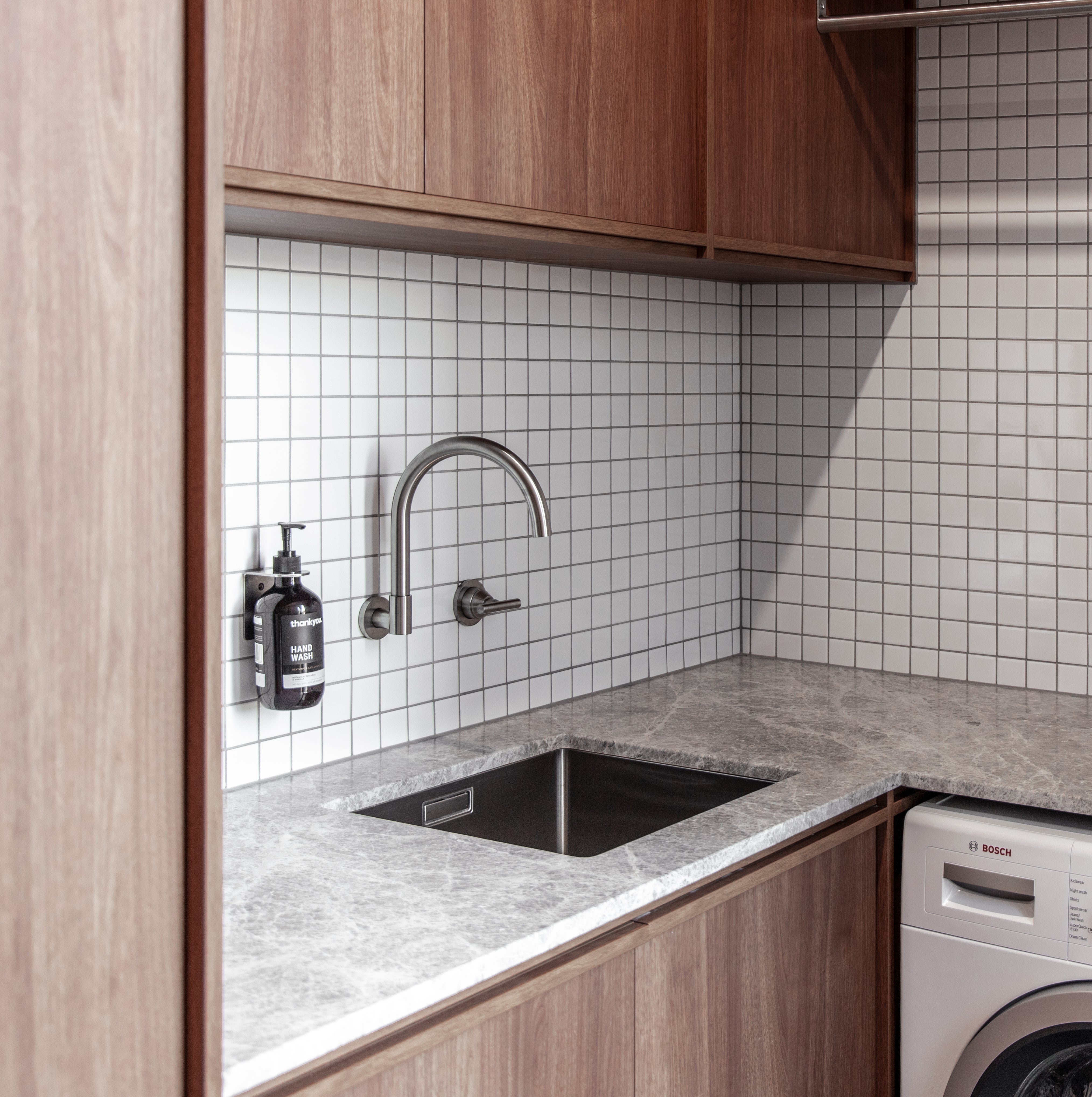 グースネックスイベル壁掛けバススパウト ニッケル