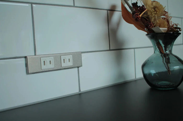 コンセンティック ステンレスバイブレーション 家具用プレート２口用 