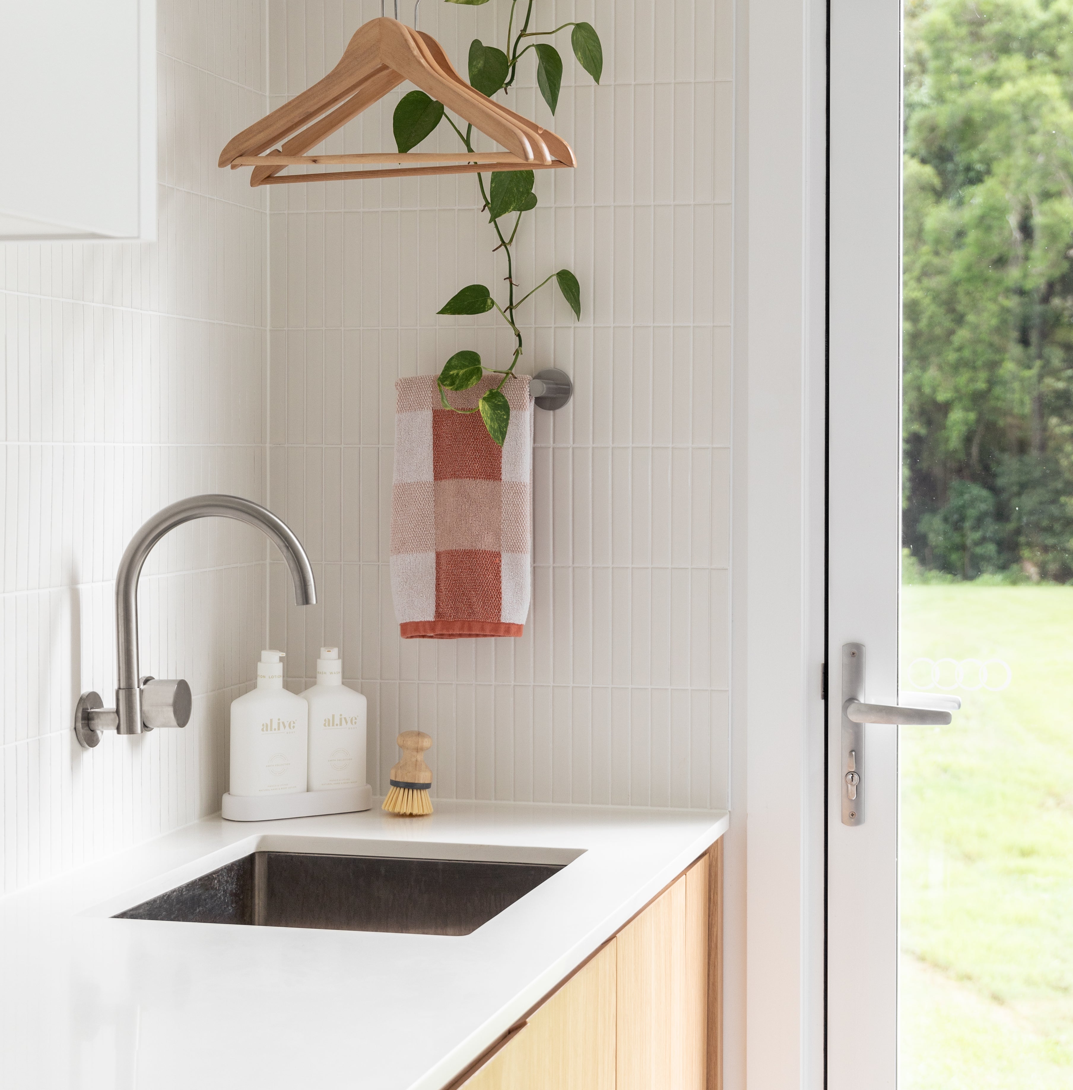 グースネックスイベル壁掛けバススパウト ニッケル