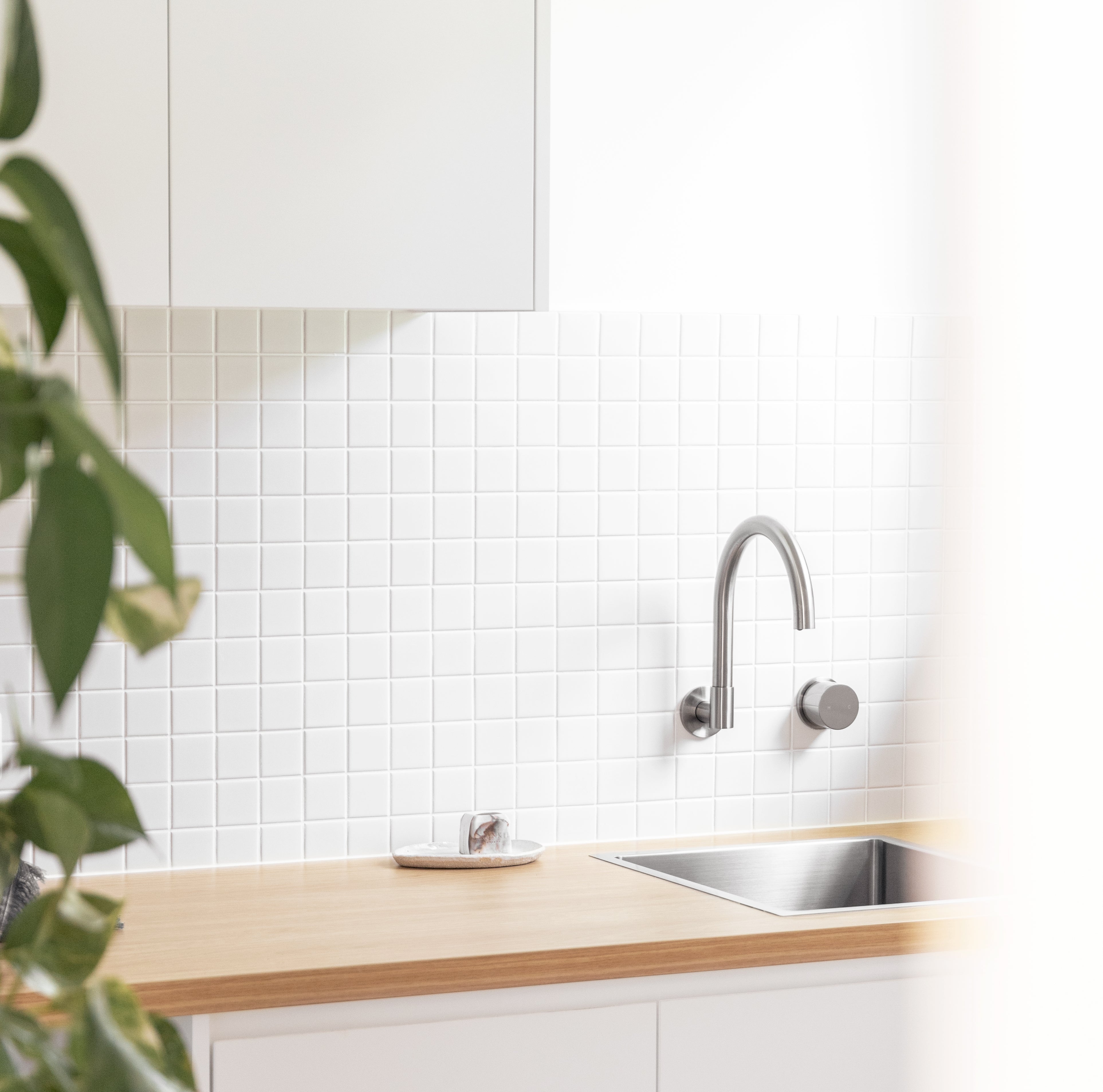 グースネックスイベル壁掛けバススパウト ニッケル