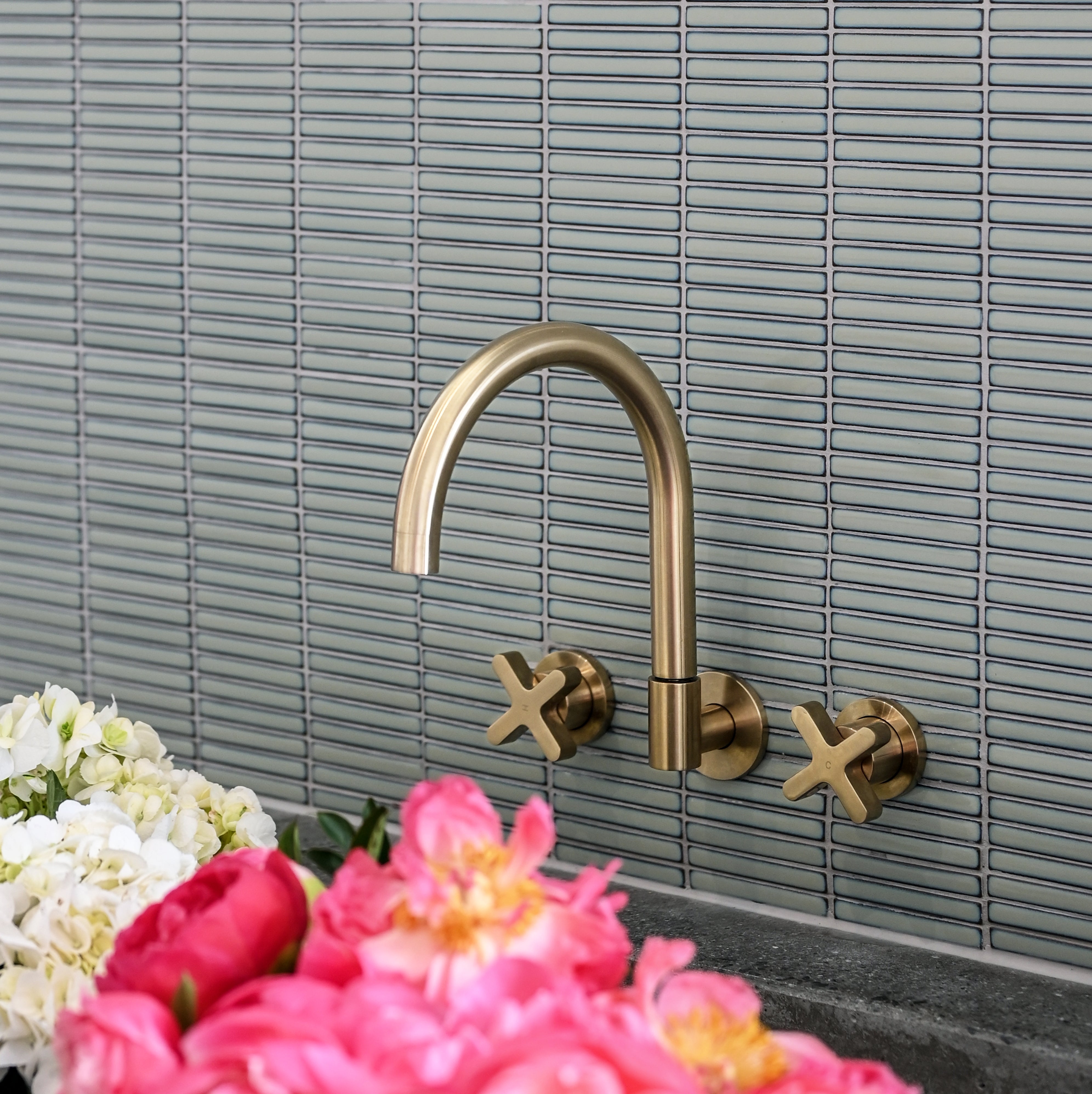 グースネックスイベル壁掛けバススパウト 真鍮