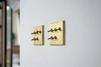 フタガミ スイッチ 真鍮 ３連 ３トグル + 白熱灯調光器（左）＋ LED調光器（右）