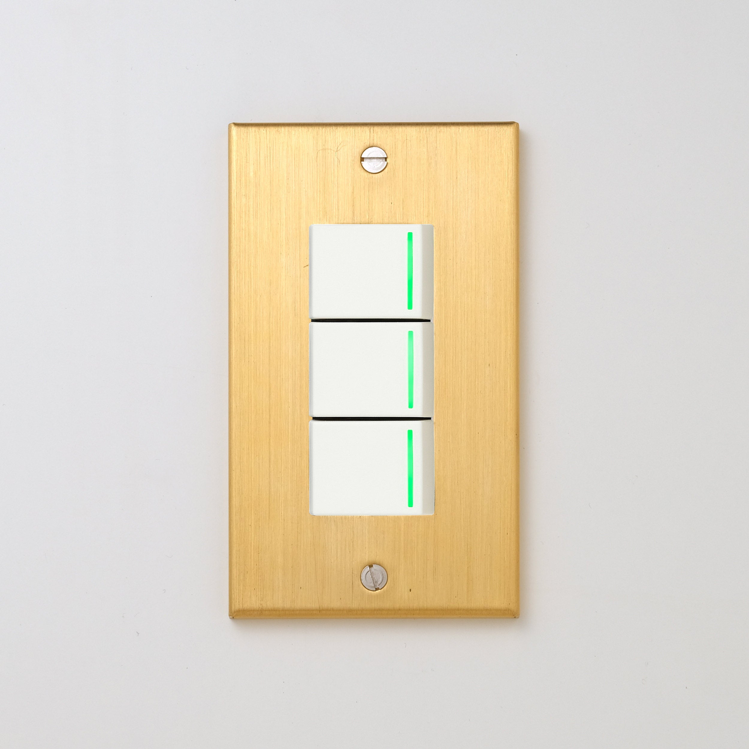 真鍮（ヘアライン） プレート <br>+ NK 片切、3路ガイドランプ（グリーン）スイッチトリプル  ホワイト